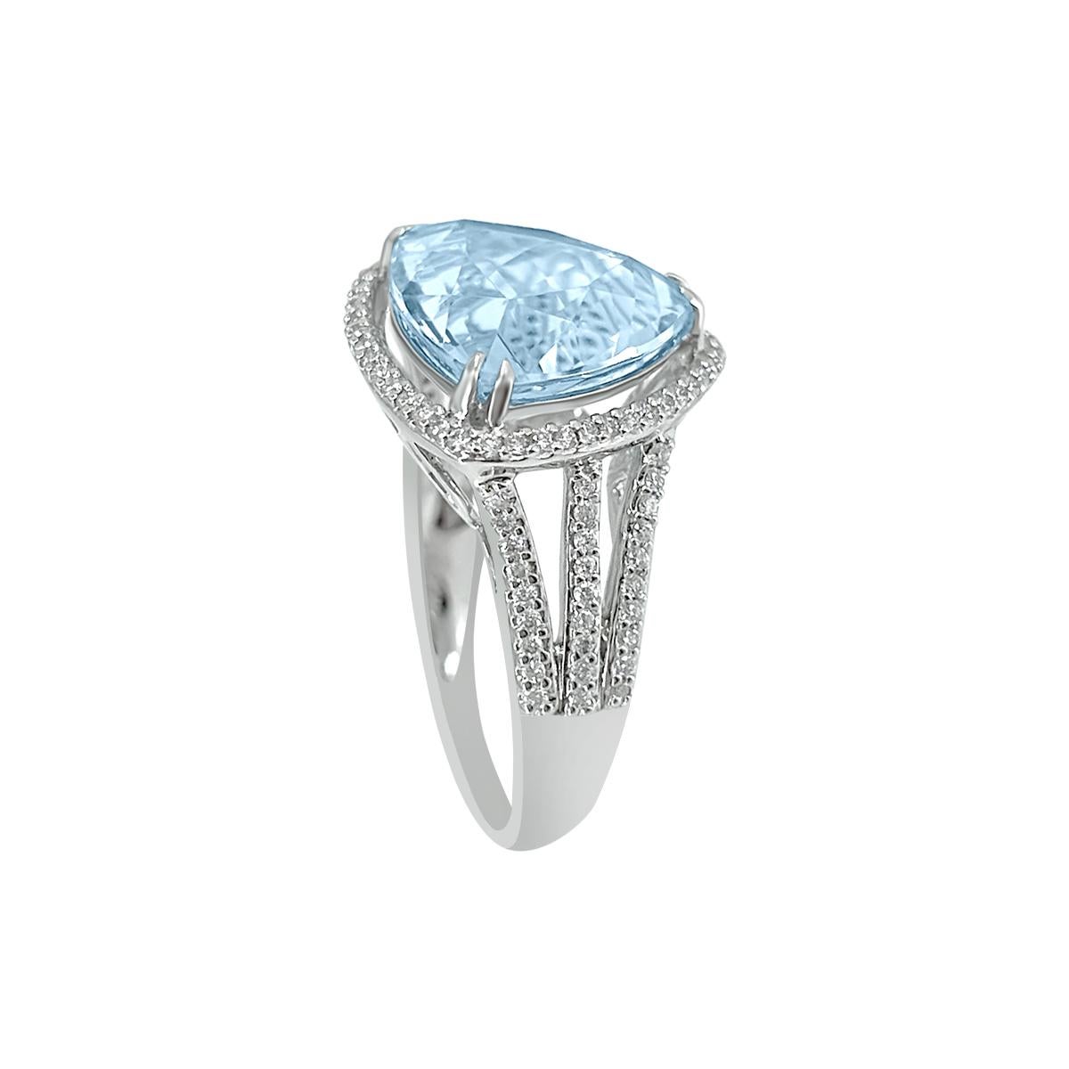 The Trillion Aquamarine Of 5.61Cts, Clawed With 3 Sides Is Neatly Fixed On The White Band Of 14K.
The Gemstone Is So Beautifully Carved That Every Cuts And Corners Seems Flawless.
It Can Be Beautifully Paired Up With Any Gorgeous Evening Wear