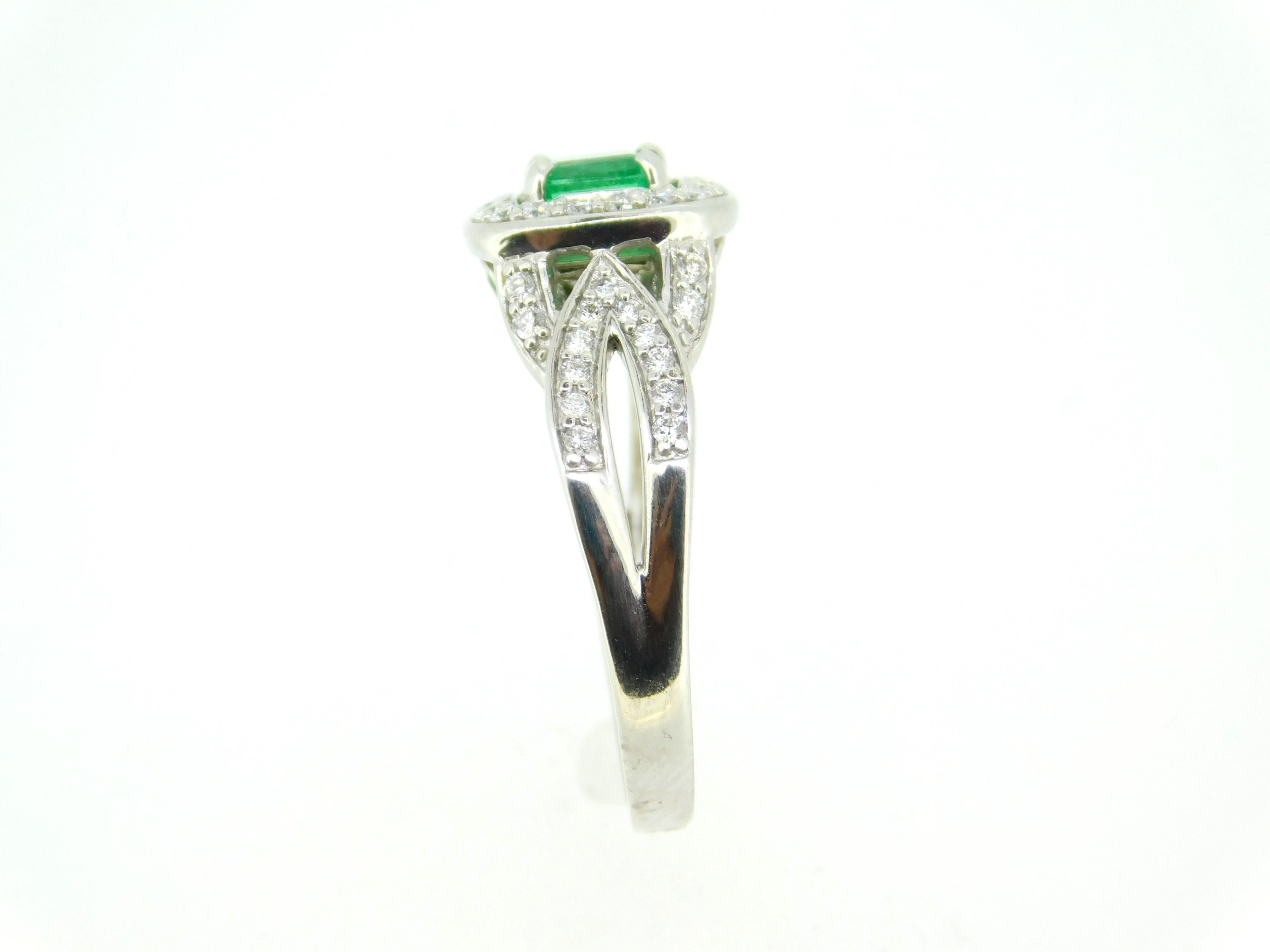 14k Weißgold .56ct Echte natürliche Smaragd und Diamant Halo Ring (#J5003)
diamant- und Smaragdring aus 14k Weißgold mit einem quadratischen Smaragd von 0,56ct. Er hat eine helle grasgrüne Farbe und misst etwa 4,8 mm. Der Smaragd ist mit 1/2 Karat