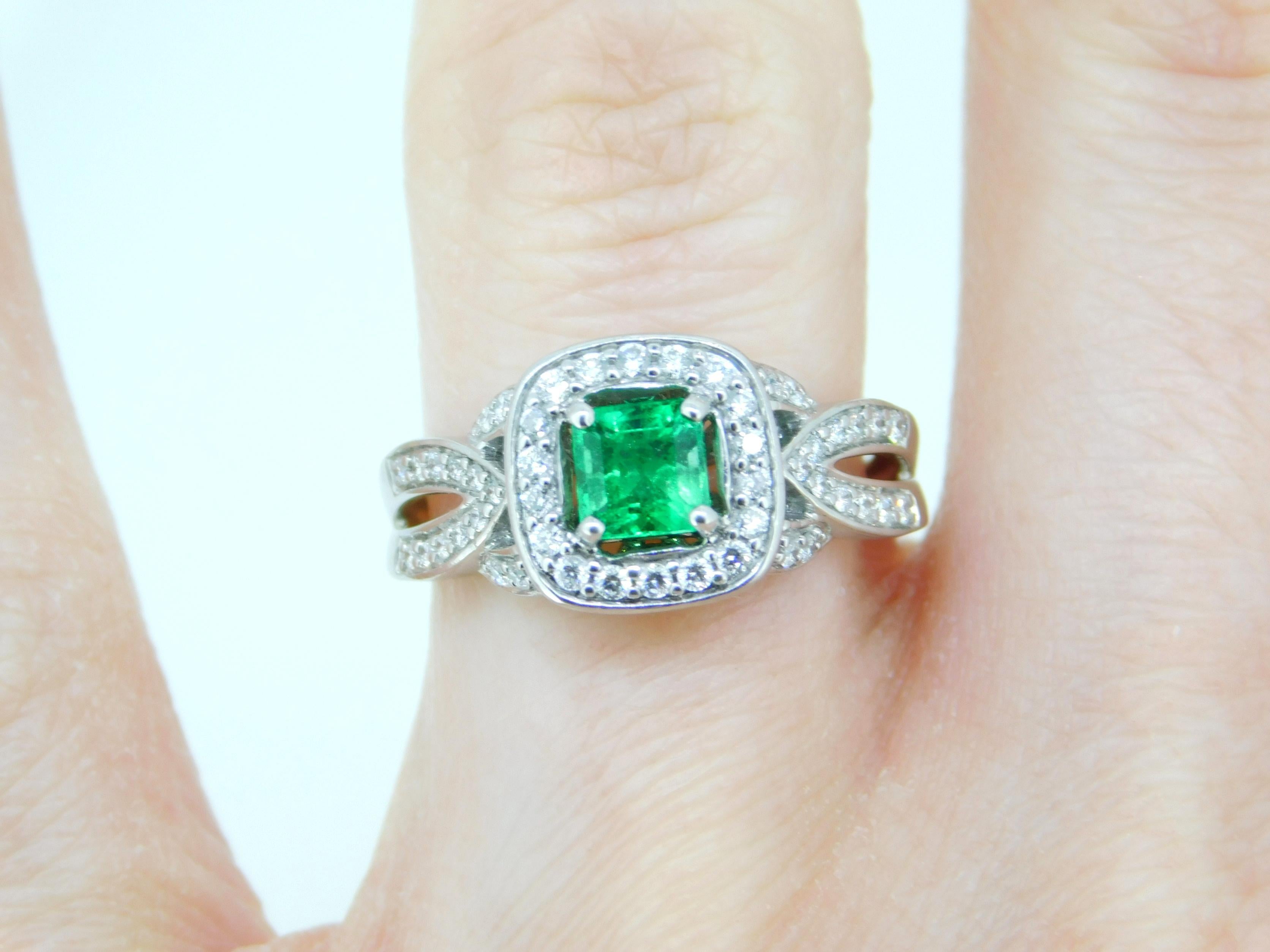 14k Weißgold .56ct Echter natürlicher Smaragd und Diamant Halo Ring '#J5003' für Damen oder Herren im Angebot