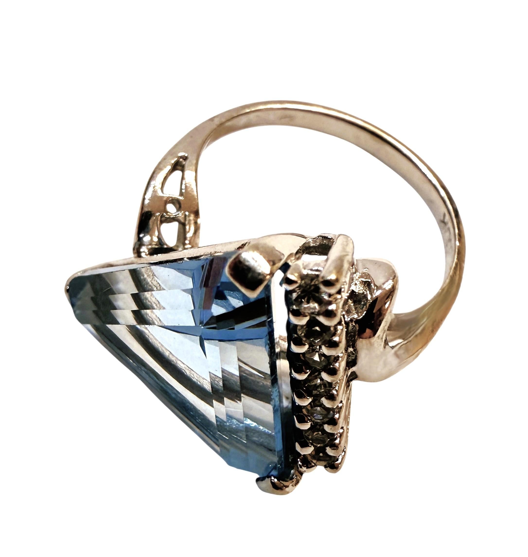 Anillo de oro blanco de 14 quilates con aguamarina trillante de 6 quilates y topacio blanco talla diamante en venta 5