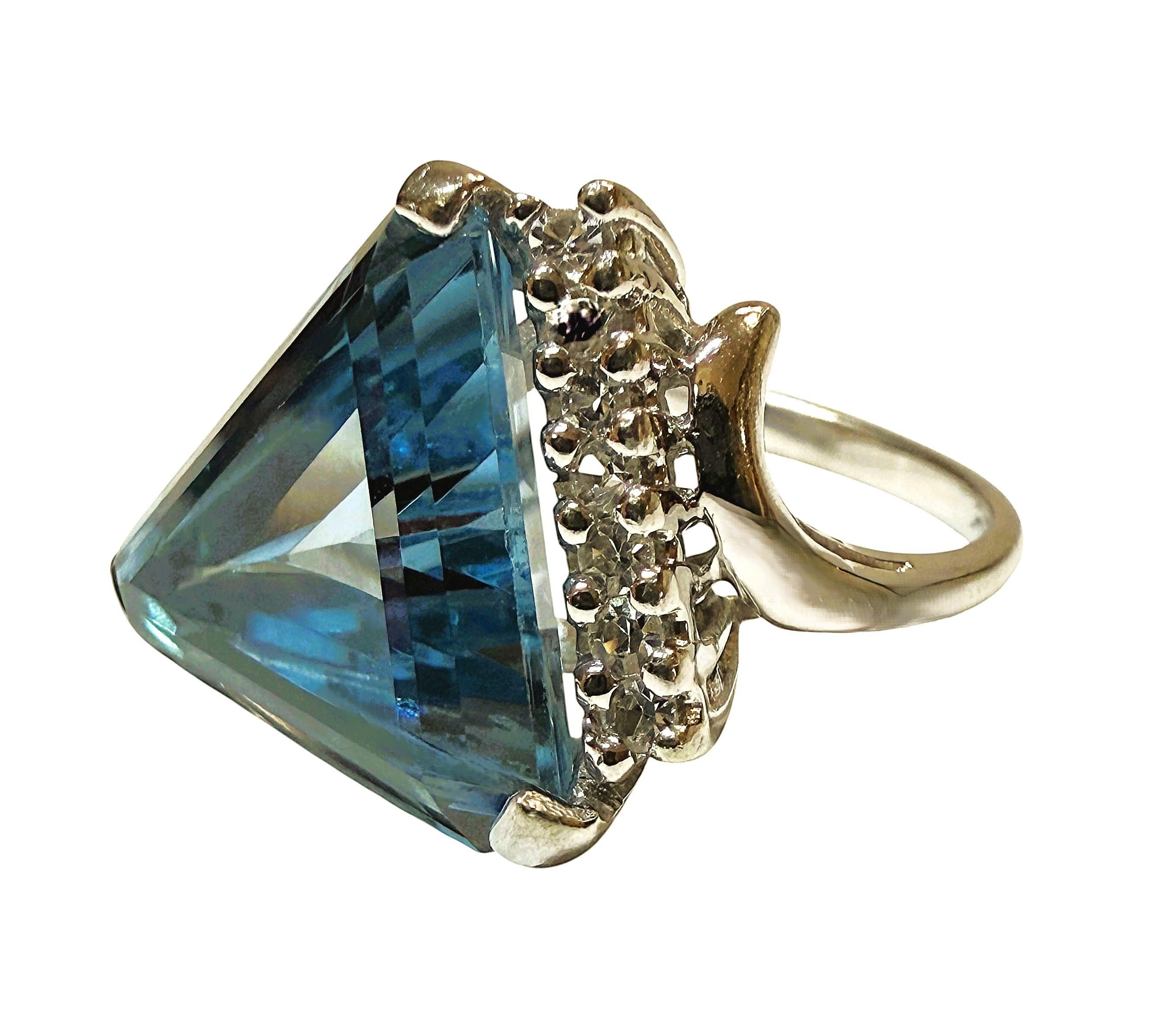 Anillo de oro blanco de 14 quilates con aguamarina trillante de 6 quilates y topacio blanco talla diamante en Excelente estado para la venta en Eagan, MN