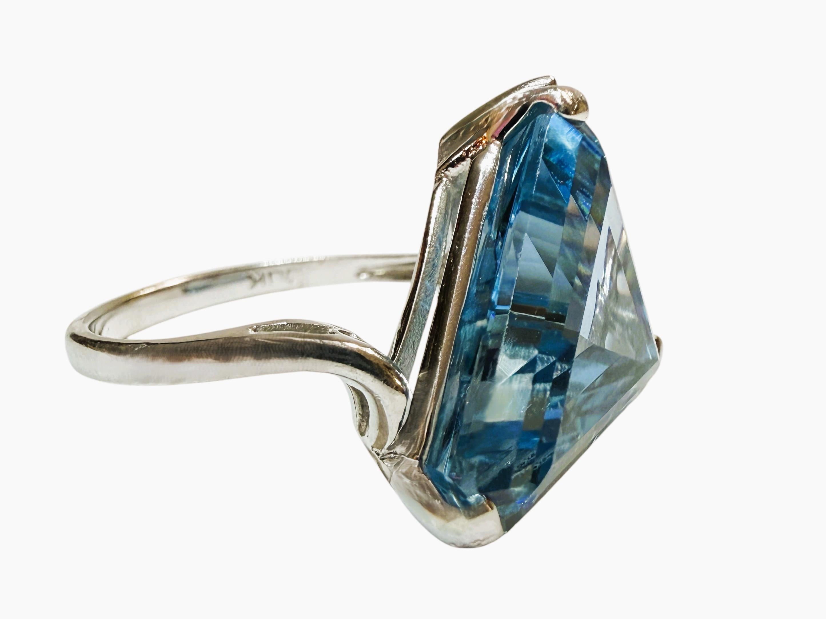 De las mujeres Anillo de oro blanco de 14 quilates con aguamarina trillante de 6 quilates y topacio blanco talla diamante en venta