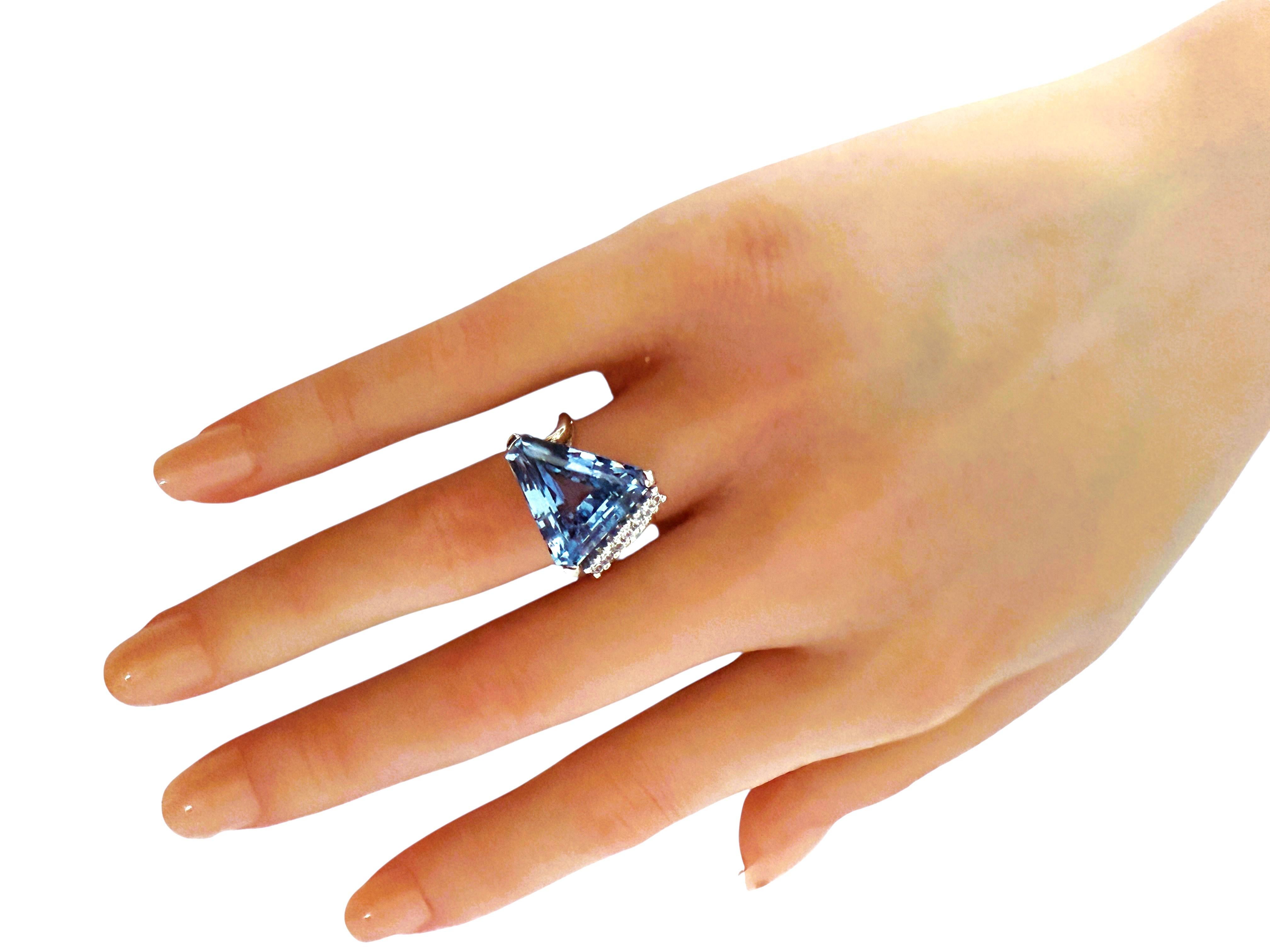 Anillo de oro blanco de 14 quilates con aguamarina trillante de 6 quilates y topacio blanco talla diamante en venta 1