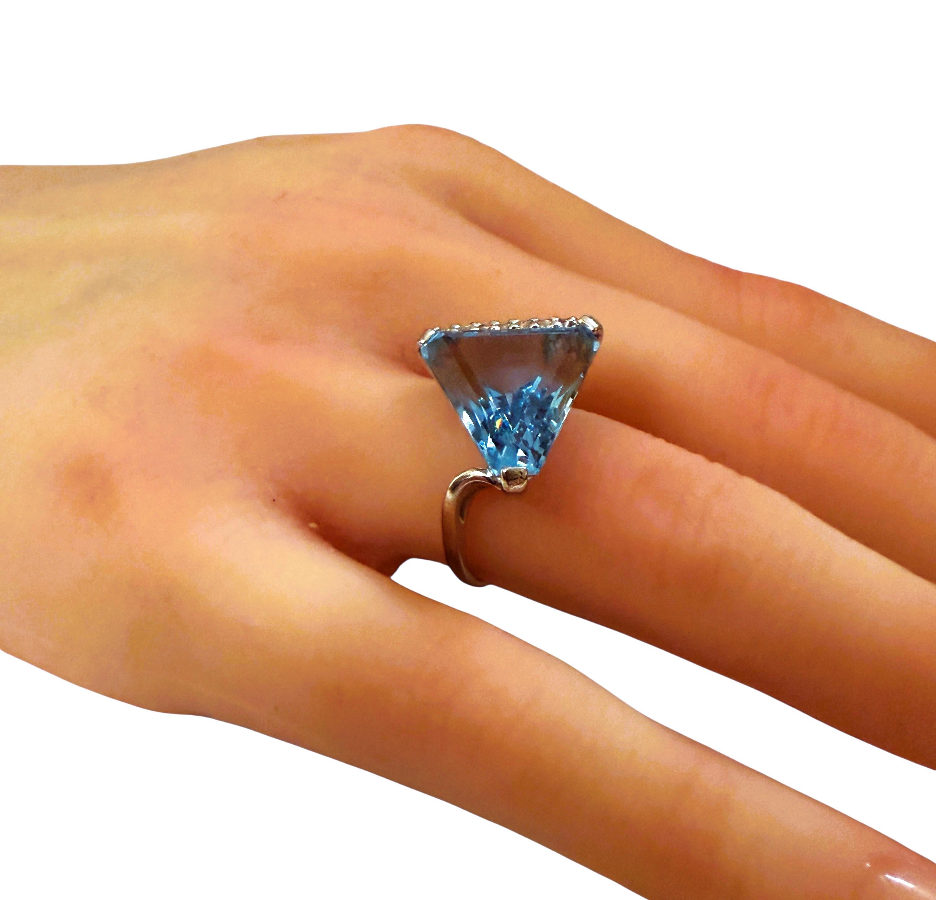 Anillo de oro blanco de 14 quilates con aguamarina trillante de 6 quilates y topacio blanco talla diamante en venta 2