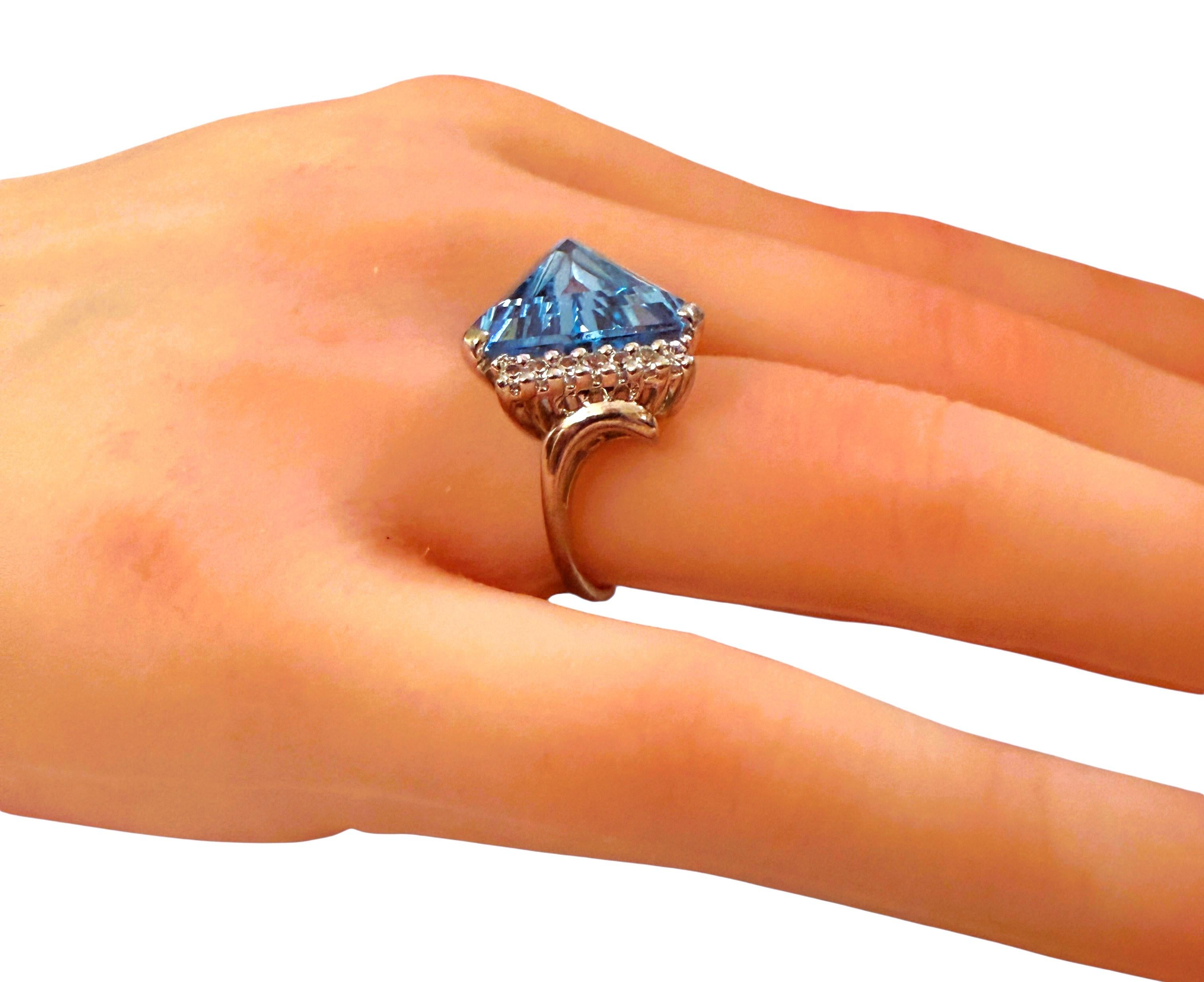 Anillo de oro blanco de 14 quilates con aguamarina trillante de 6 quilates y topacio blanco talla diamante en venta 3