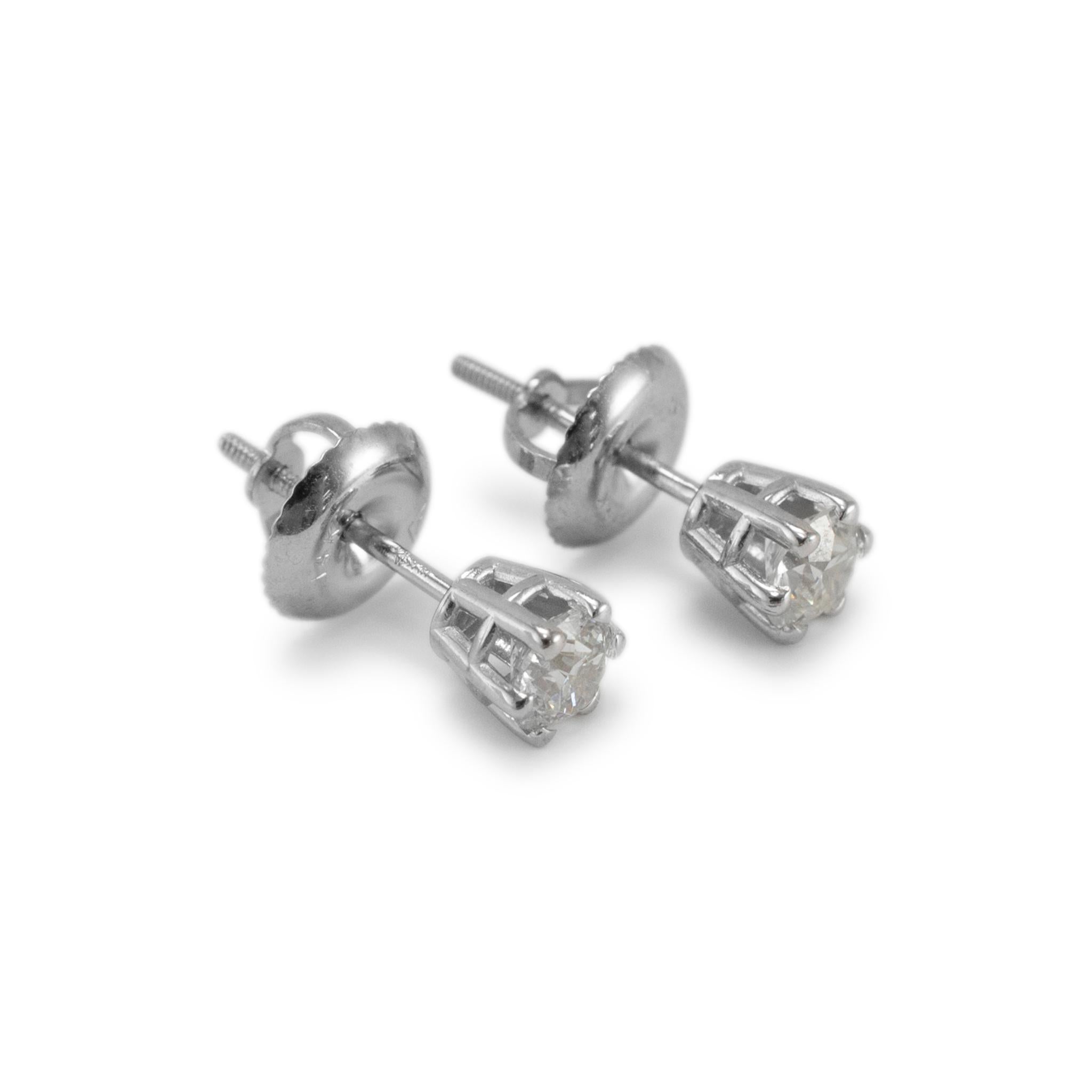 Metall Typ: 14K Weißgold

Länge: 0,25 Zoll

Gewicht: 0,83 Gramm

Ein Paar rhodinierte Diamant-Ohrstecker aus 14 Karat Weißgold mit Schraubverschluss. Graviert mit 
