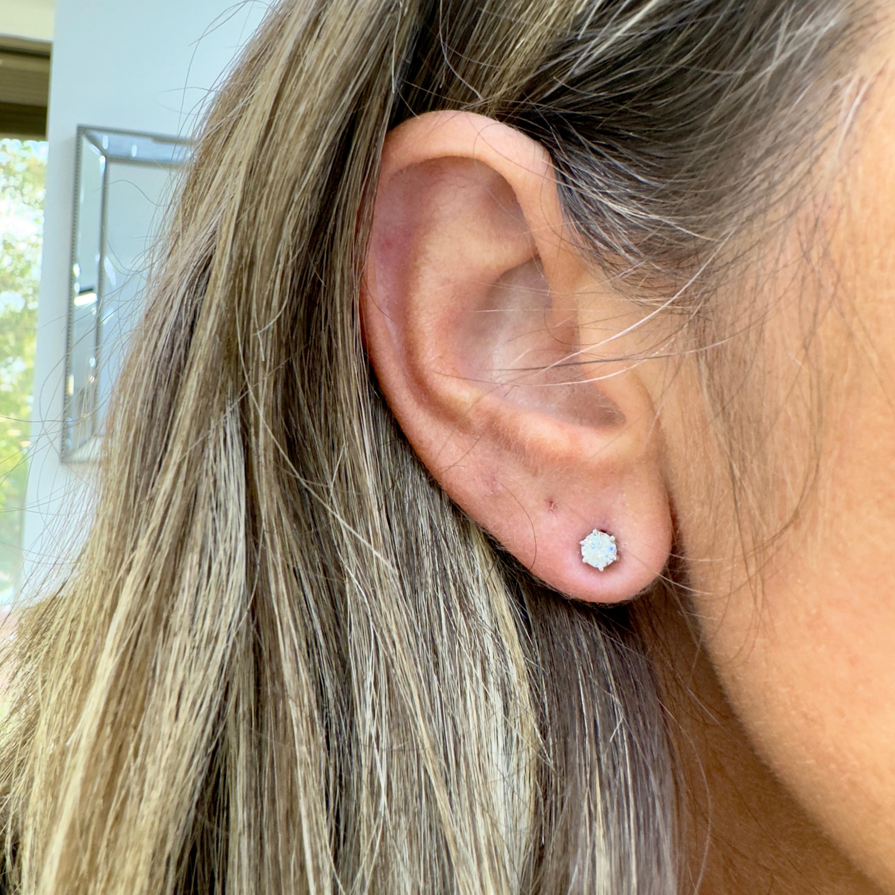 Orecchini in oro bianco 14K a 6 punte con chiusura a vite con diamante rotondo da 0,55 carati in vendita 3