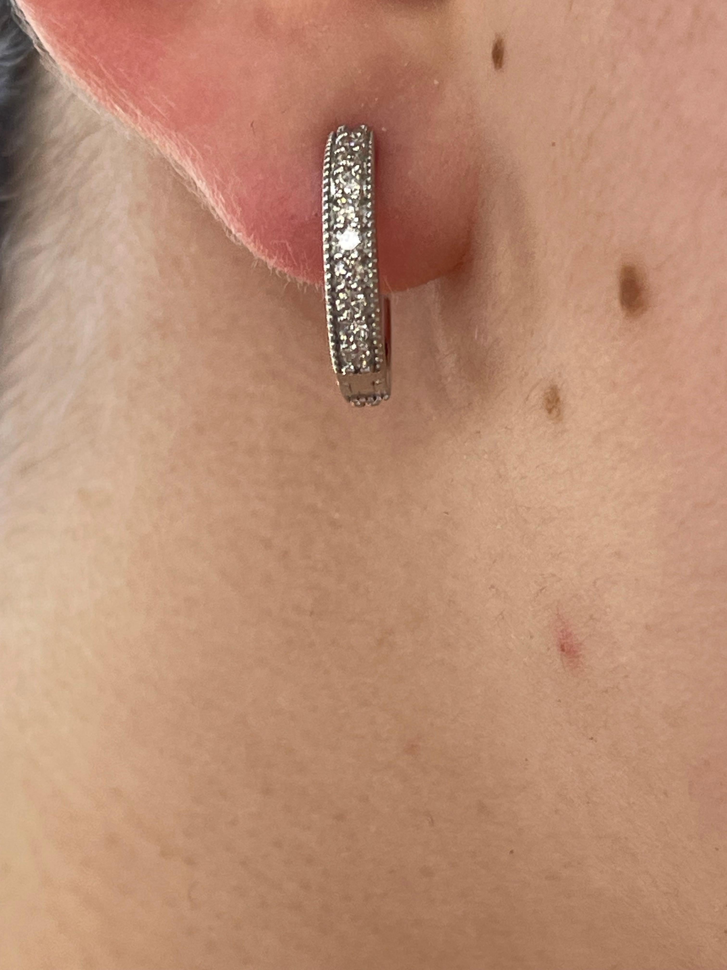 Donna Cerchi Huggie in oro bianco 14K con diamante da .60 CTW in vendita