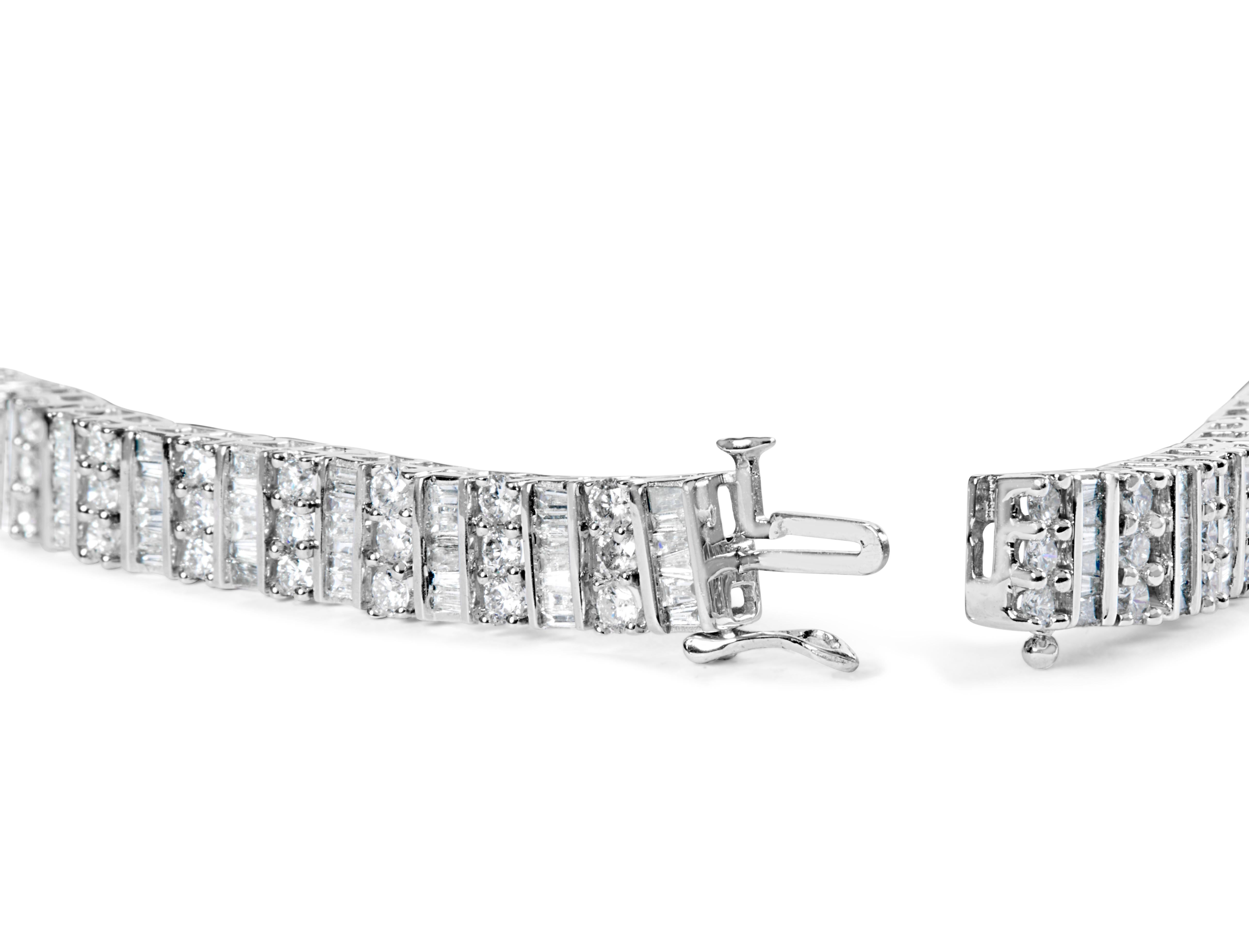 Enveloppez votre poignet de l'élégance pure de ce bracelet de tennis en or blanc 14 carats à diamants, où le luxe s'entrelace en toute transparence avec l'harmonie géométrique. Dans une danse de lumière et de précision, des diamants baguettes et