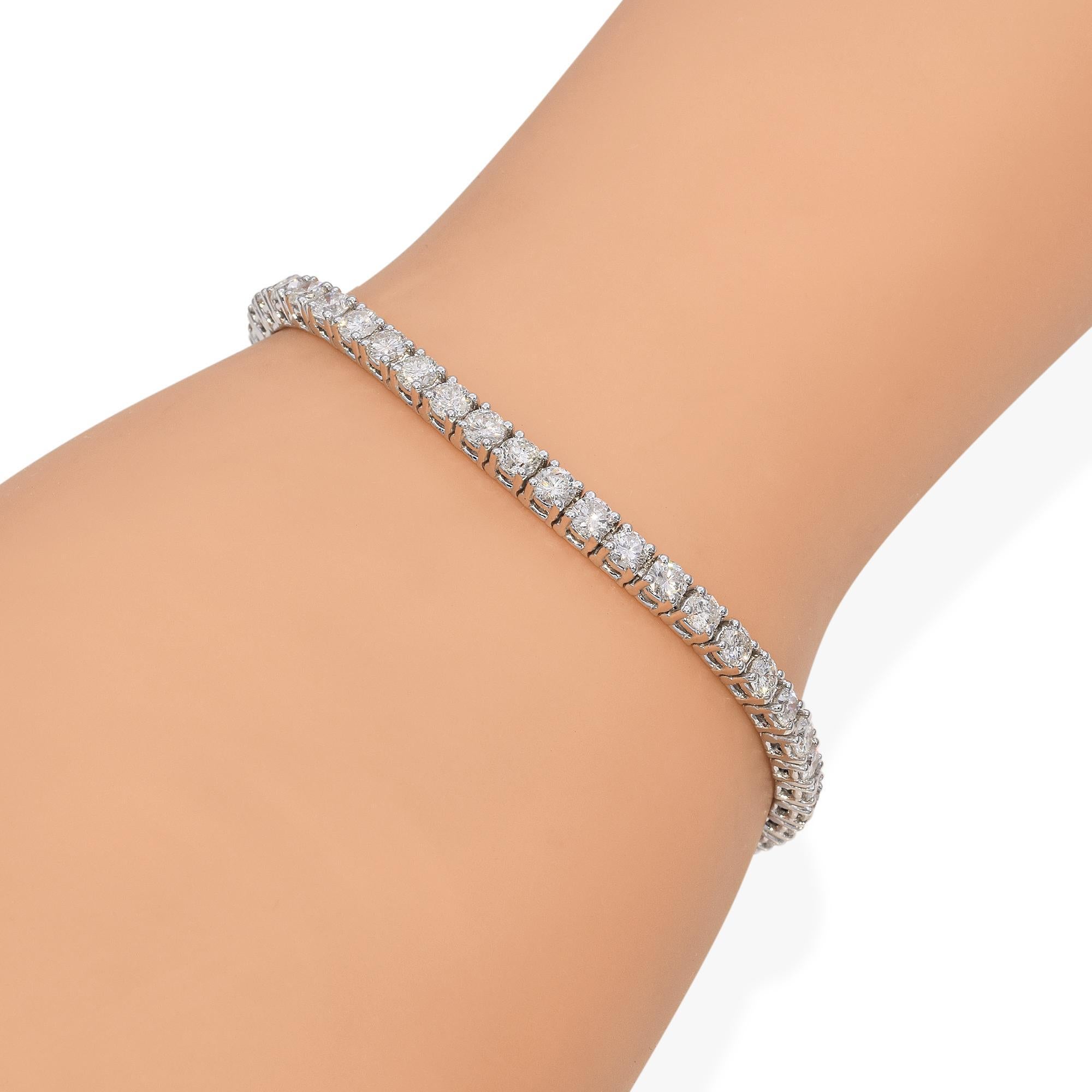 Un raffinato Bracciale Tennis con diamanti, caratterizzato da una serie di diamanti taglio brillante incastonati in un'elegante montatura in oro bianco, che emana eleganza e raffinatezza.

Peso: 14 grammi 
Pietra: circa 6,10tcw di diamanti taglio