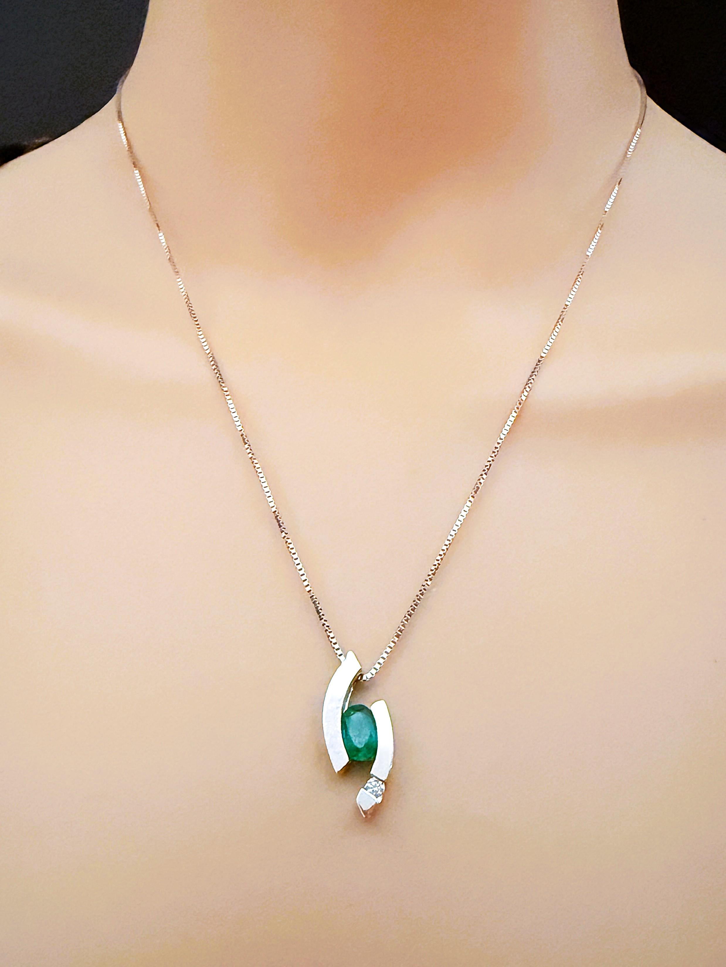 14k White Gold 6.5 Carat Emerald Brilliant Cut Diamond Slider Pendant Necklace In Excellent Condition For Sale In Eagan, MN