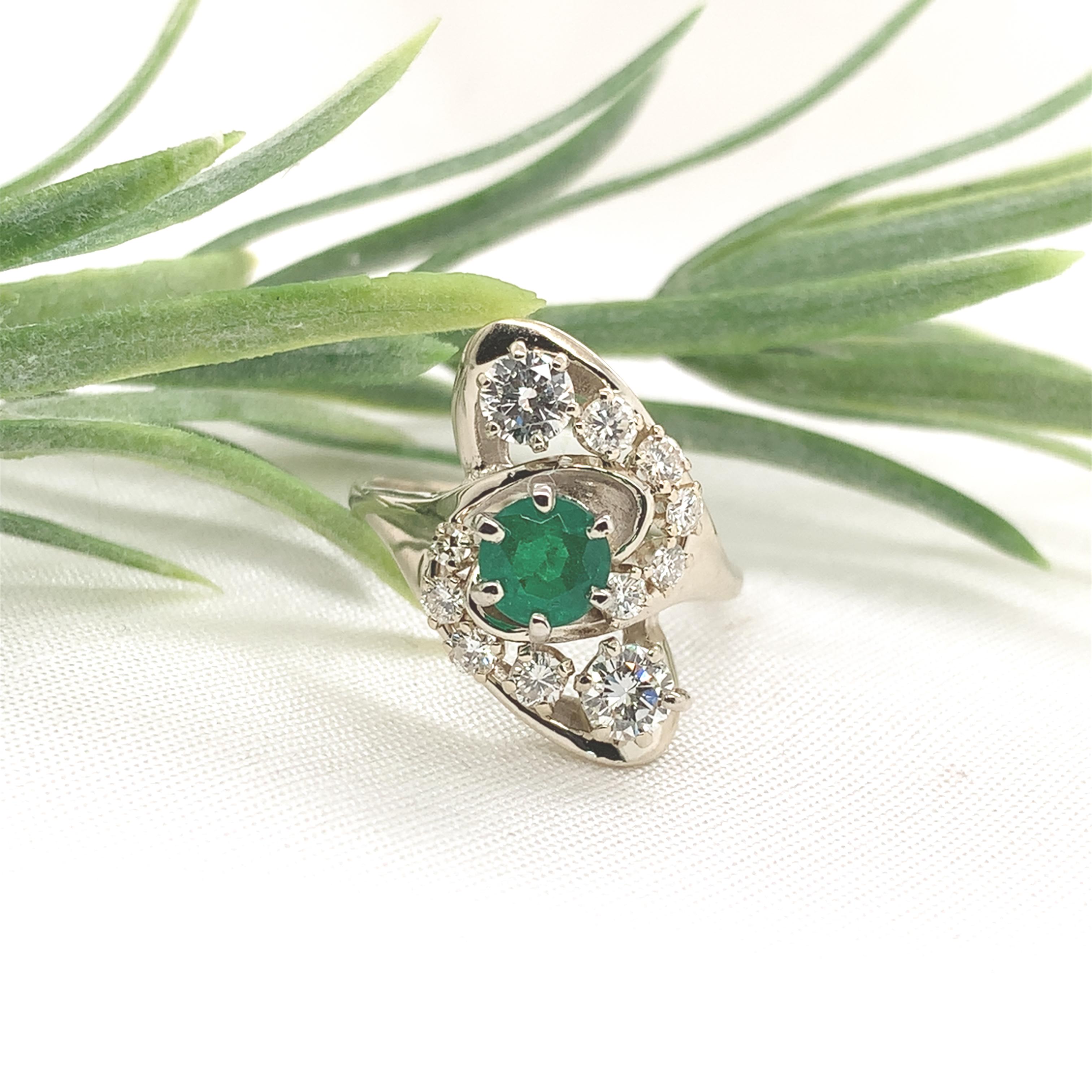 14K White Gold .65ct Emerald & Diamond Cocktail Ring size 6.75 For Sale 2
