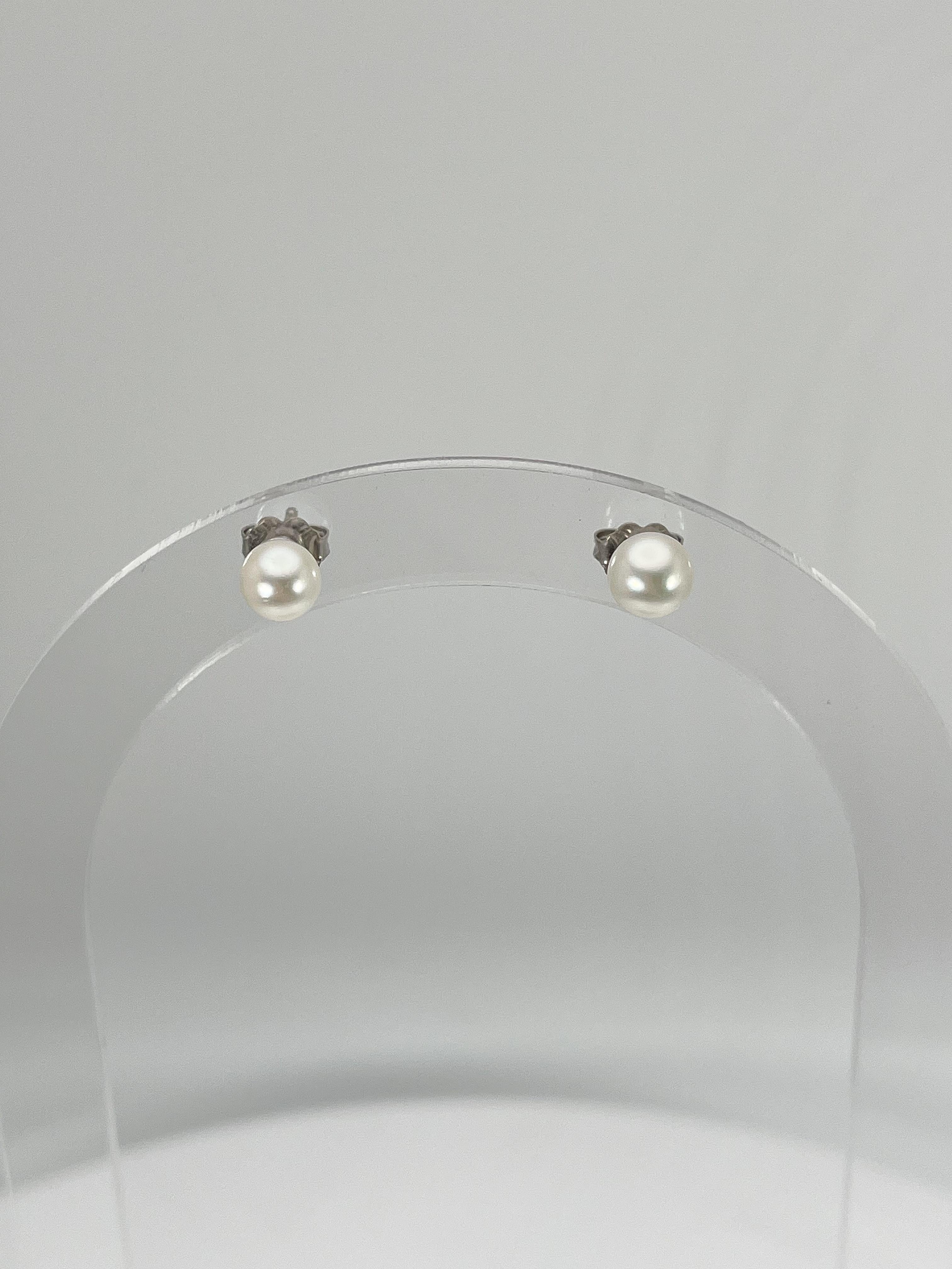 14k white gold 6mm white pearl stud earrings. These earrings have a total weight of 1.26 grams.