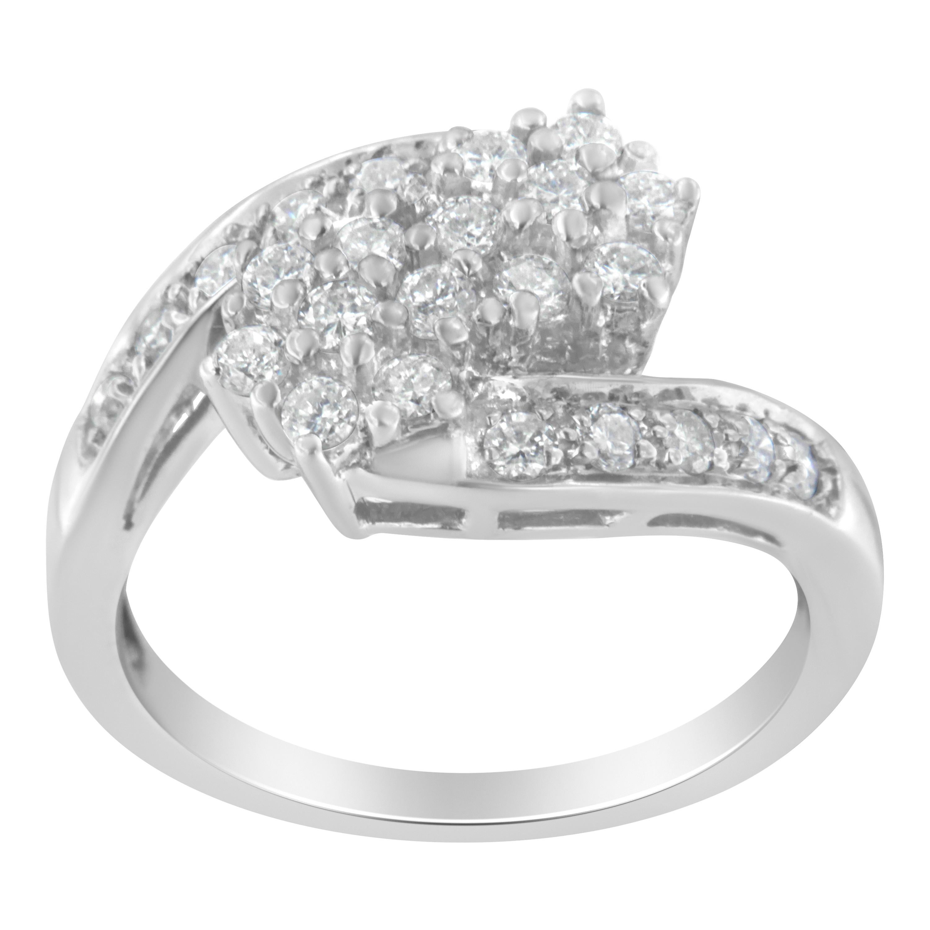 Questo splendido anello in oro e diamanti ha un design unico e bellissimi diamanti naturali. L'anello a grappolo ha tre file di 24 diamanti a taglio rotondo incastonati in un brillante oro bianco 14 carati. Il peso totale dei diamanti è di 7/8 ct.
