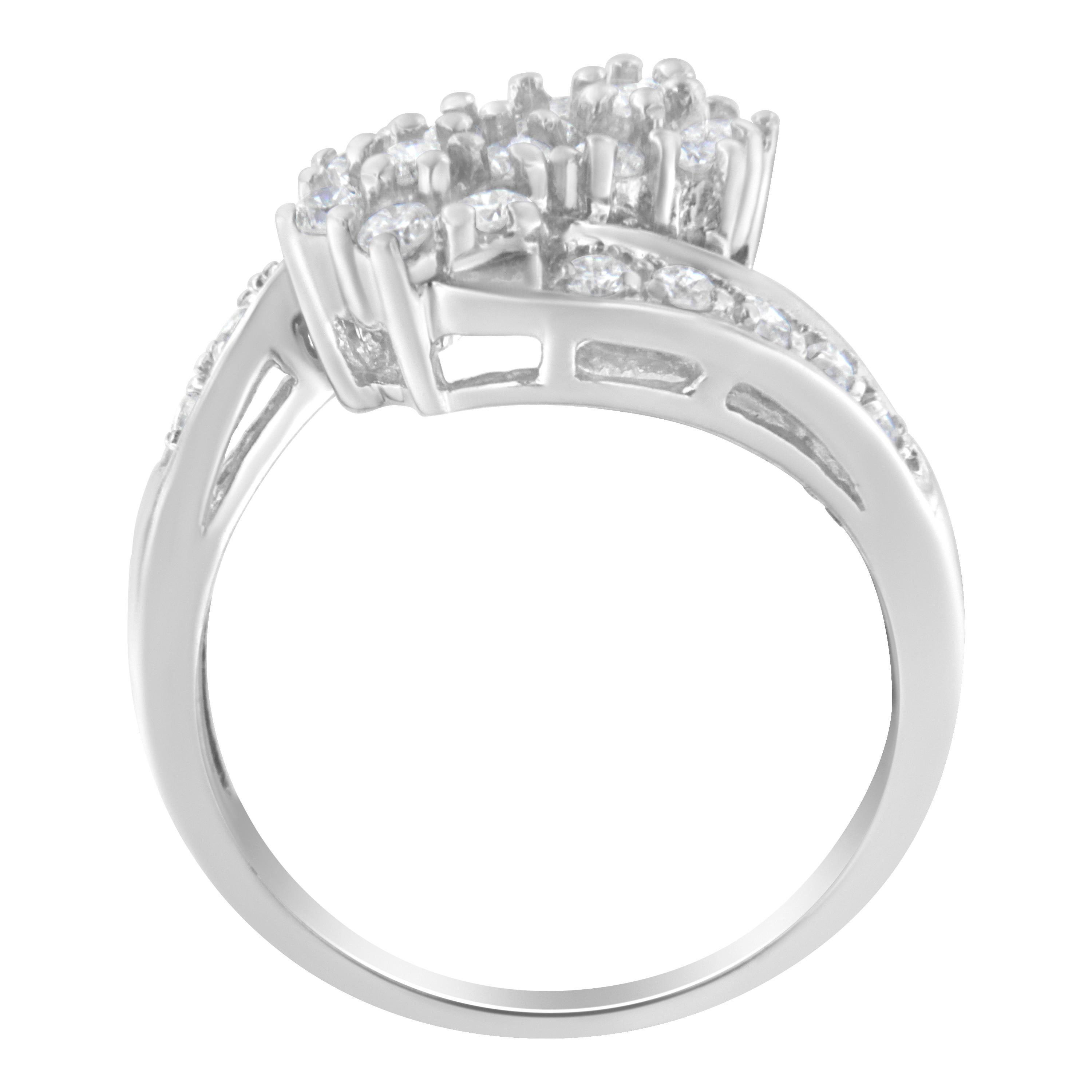 Contemporaneo Anello a grappolo di diamanti in oro bianco 14K da 7/8 carati in vendita