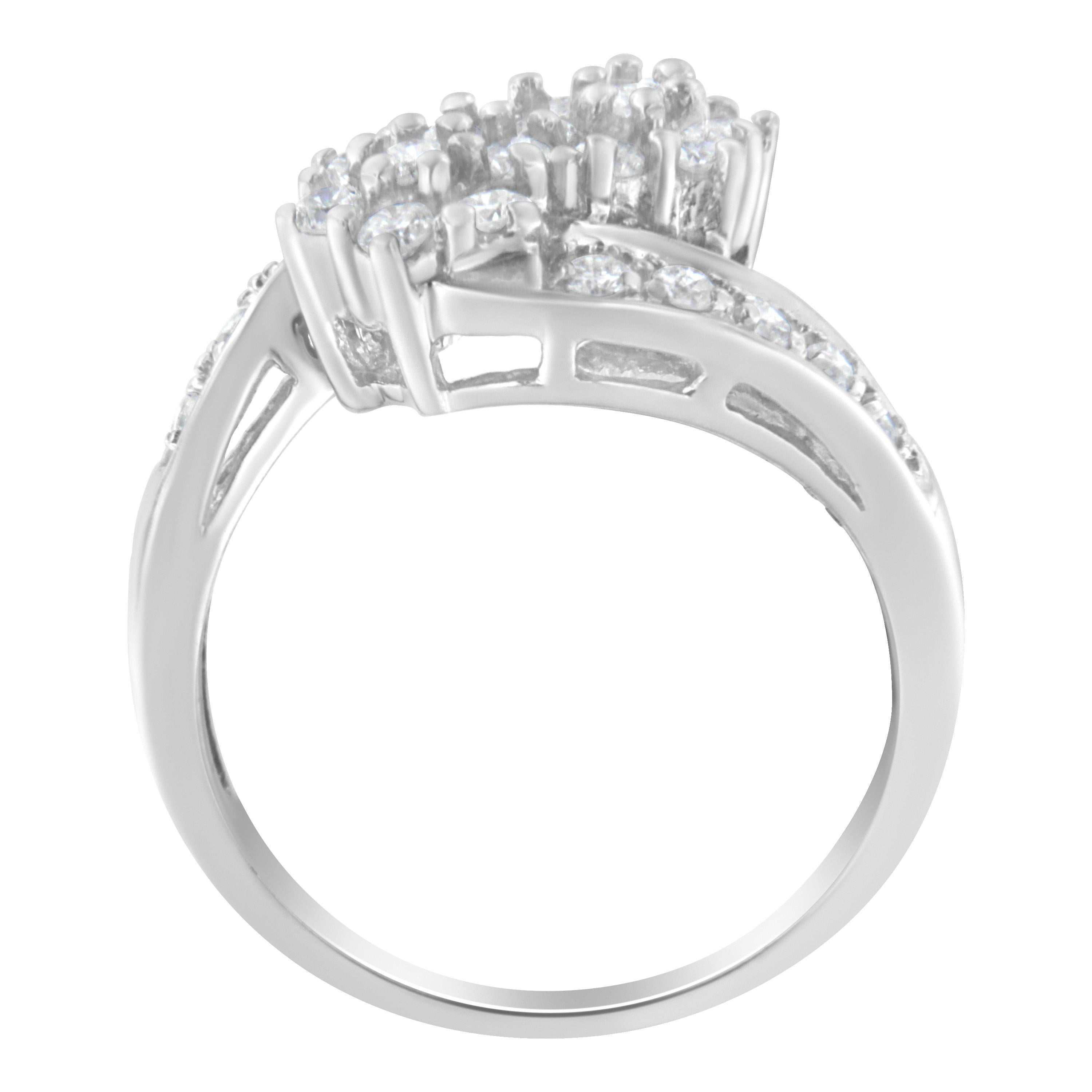 14K Weißgold 7/8 Karat Diamant-Cluster-Ringring mit Diamanten (Zeitgenössisch) im Angebot