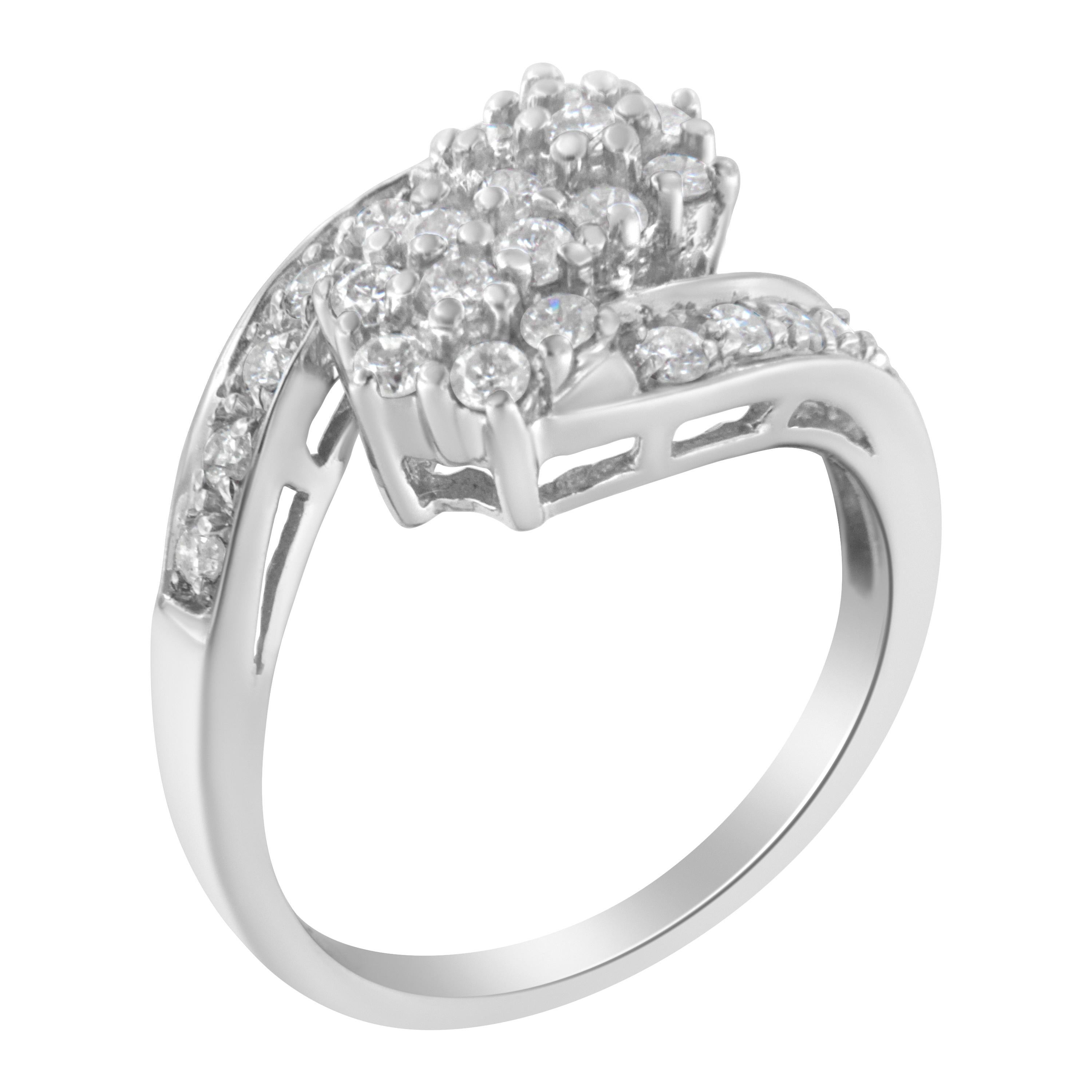 Anello a grappolo di diamanti in oro bianco 14K da 7/8 carati In condizioni Nuovo in vendita a New York, NY