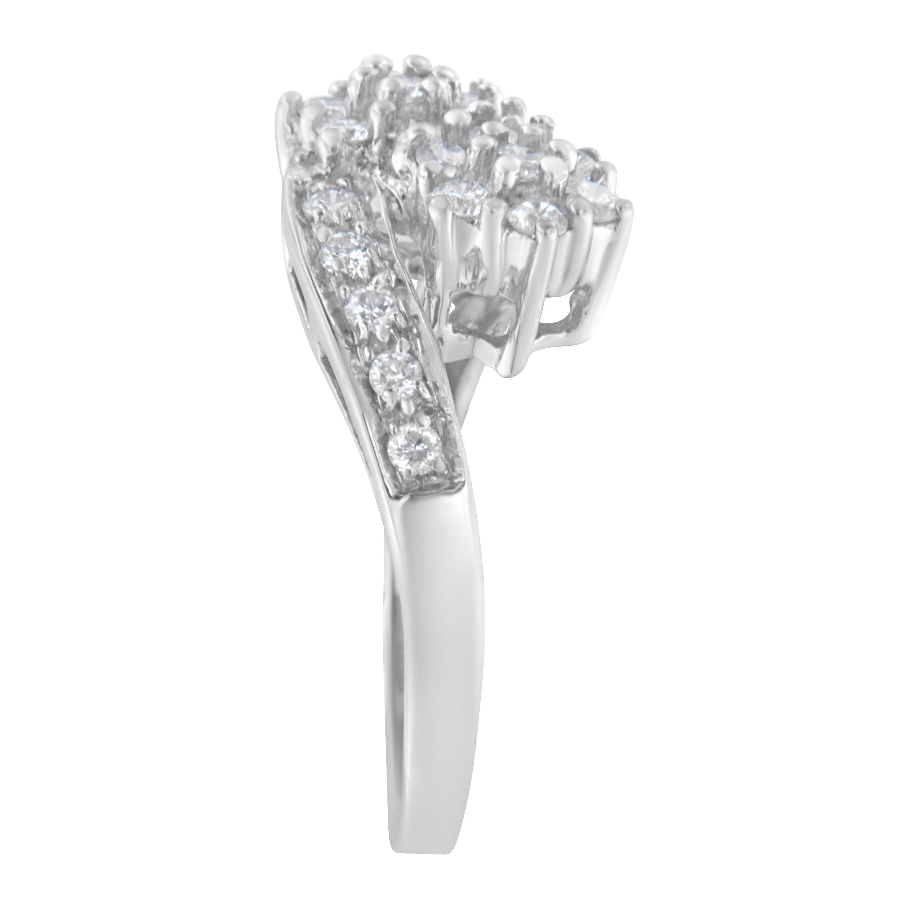 Donna Anello a grappolo di diamanti in oro bianco 14K da 7/8 carati in vendita