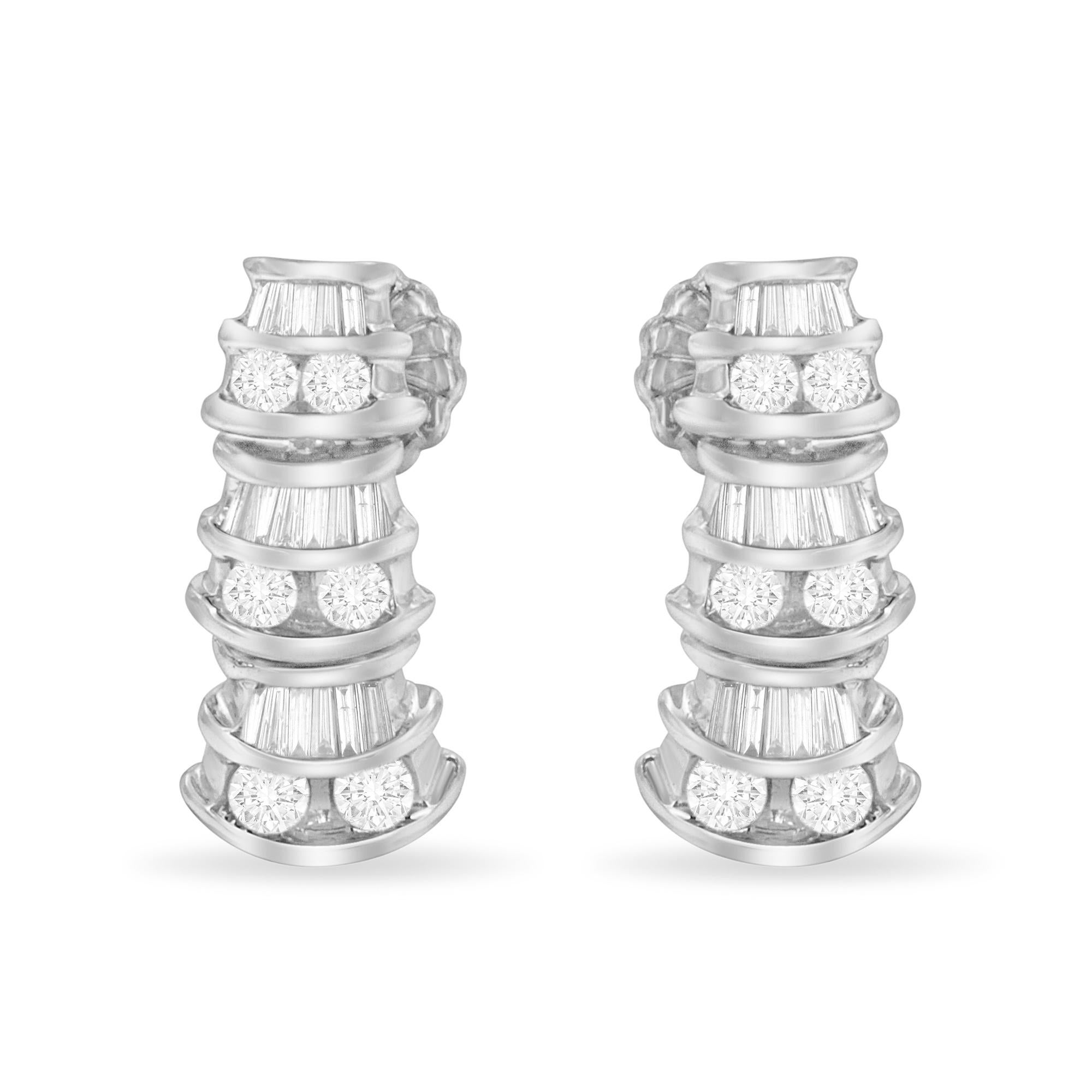 Dévoilez l'opulence et l'élégance intemporelle avec ces boucles d'oreilles exquises drapées d'or blanc 14 carats. Chaque bijou brille d'une symphonie harmonieuse de diamants naturels d'un poids total de 7/8 carats, présentant un mélange unique de