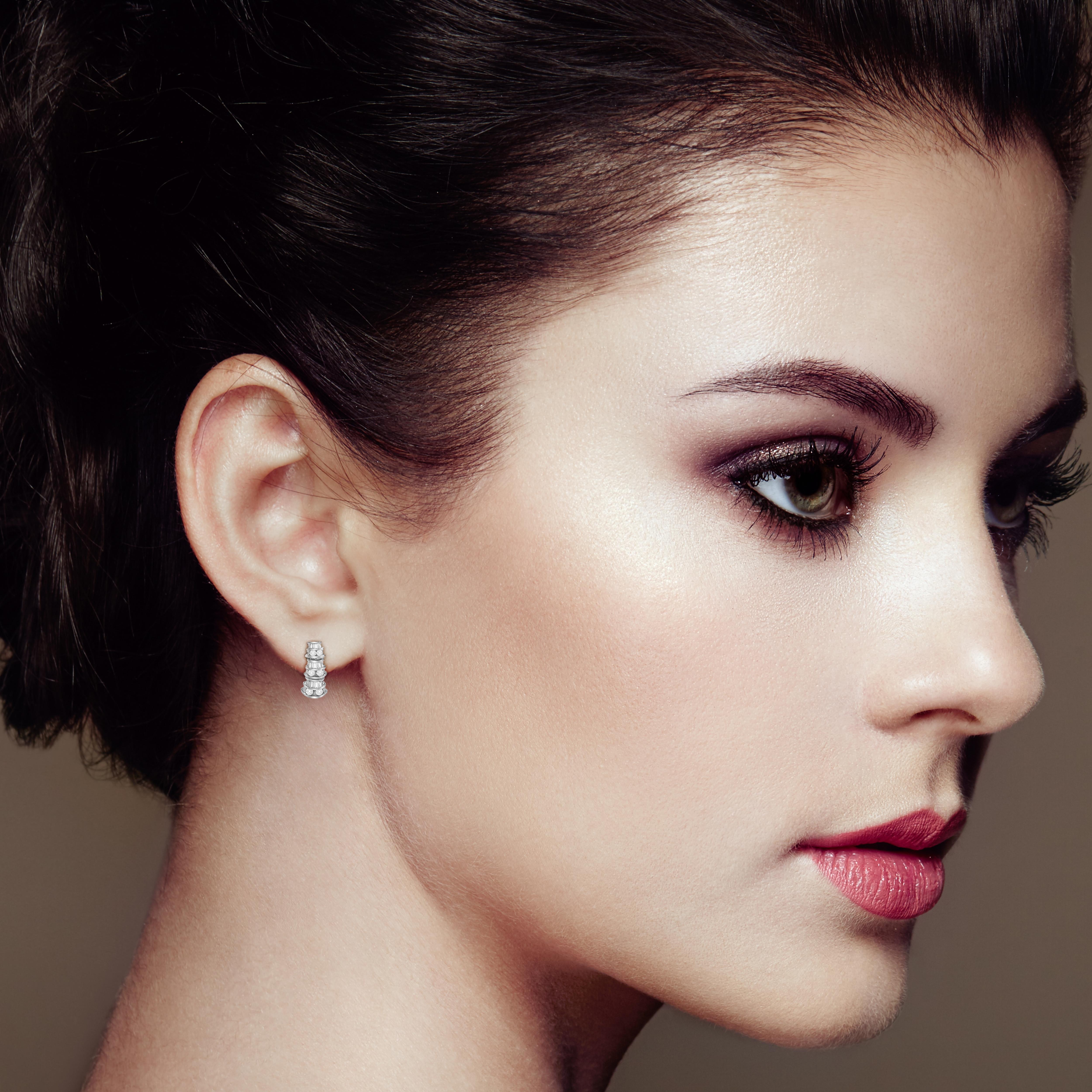 Boucles d'oreilles en or blanc 14K serties de diamants ronds et baguettes de 7/8 Cttw (H-I, SI2-I1) Neuf - En vente à New York, NY