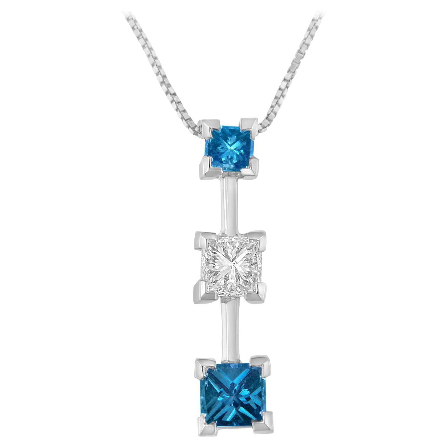 Halskette mit blauem und weißem Diamant-Anhänger, 14 Karat Weißgold 7/8 Karat Gesamtkaratgewicht