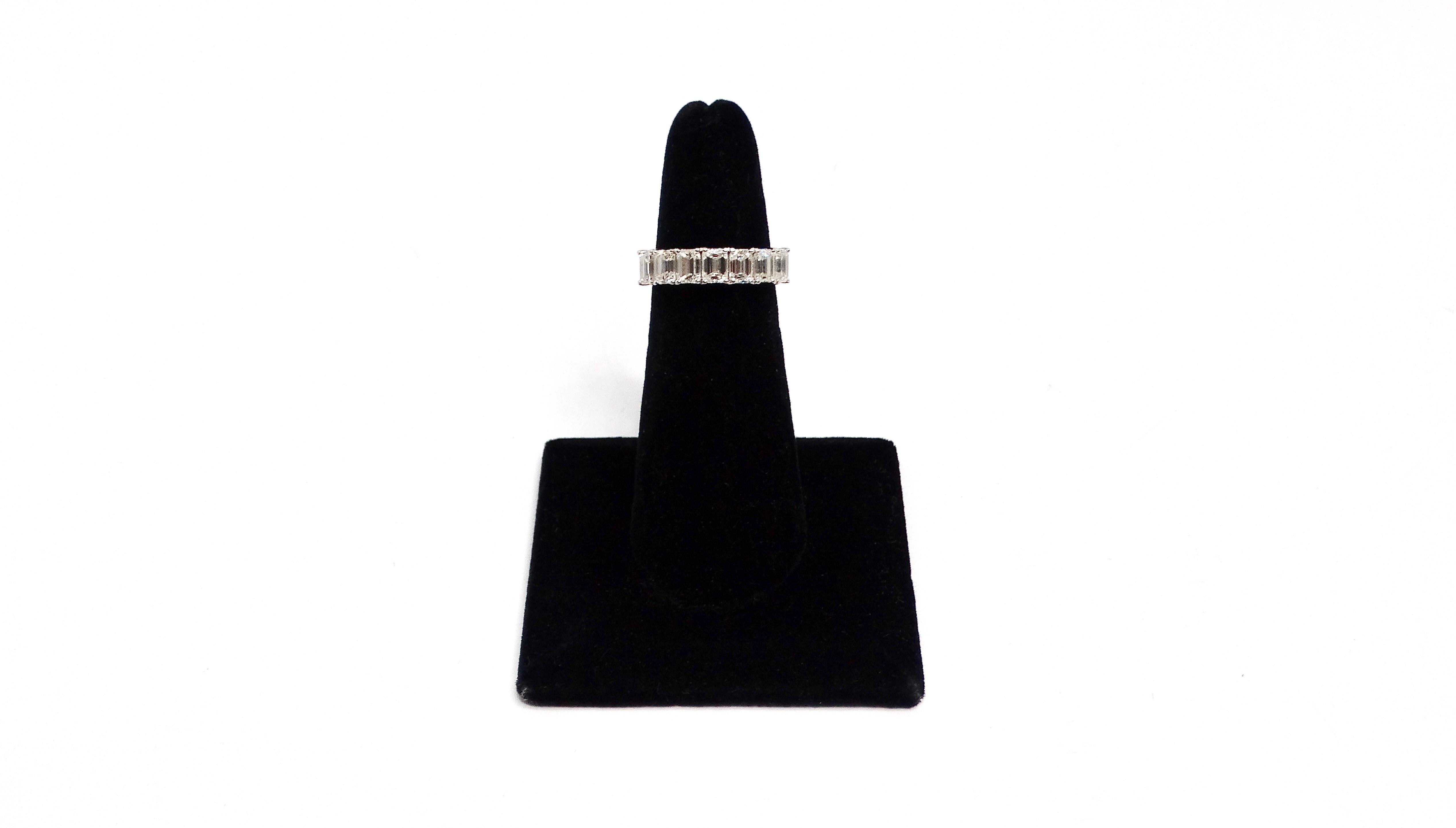 La bague demi-éternité empilable en or blanc 14 carats, sertie de diamants taille émeraude 7 VS, est un étonnant témoignage d'élégance raffinée et de beauté intemporelle. Ornée de sept diamants de taille émeraude d'une pureté VS exceptionnelle,