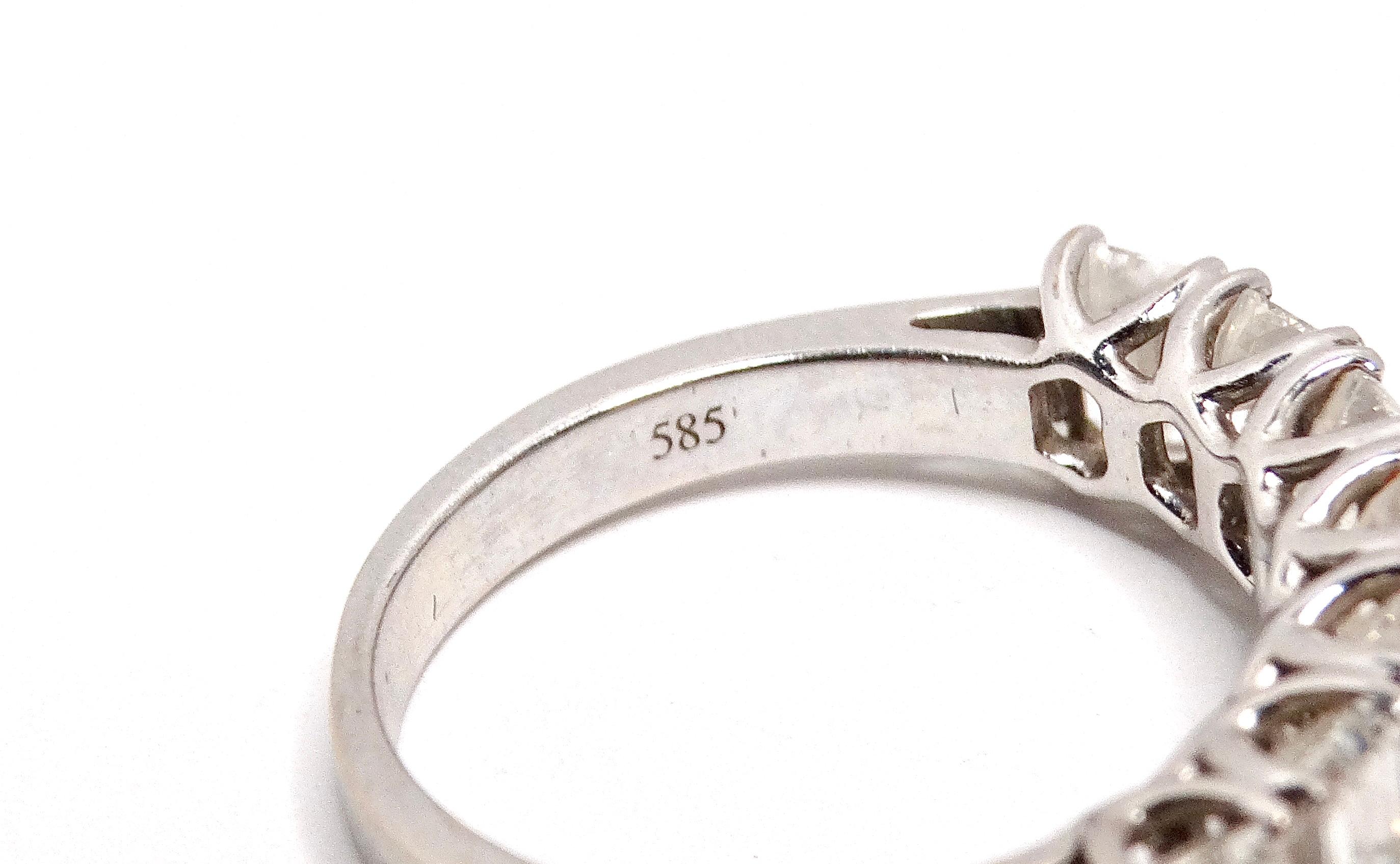 Bague d'éternité empilable demi-éternité en or blanc 14 carats avec 7 diamants taille émeraude VS Bon état - En vente à Scottsdale, AZ