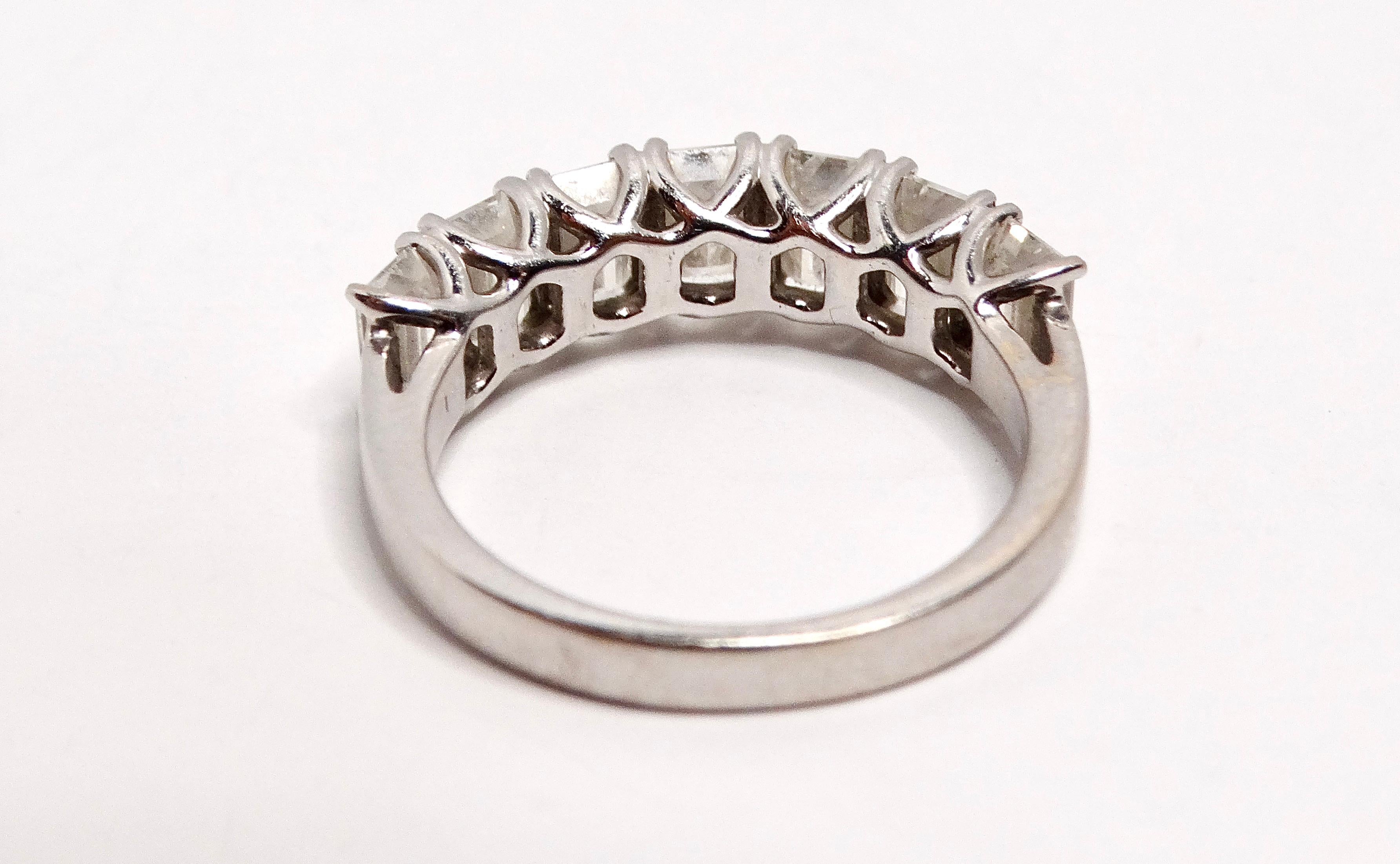 Bague d'éternité empilable demi-éternité en or blanc 14 carats avec 7 diamants taille émeraude VS Pour femmes en vente