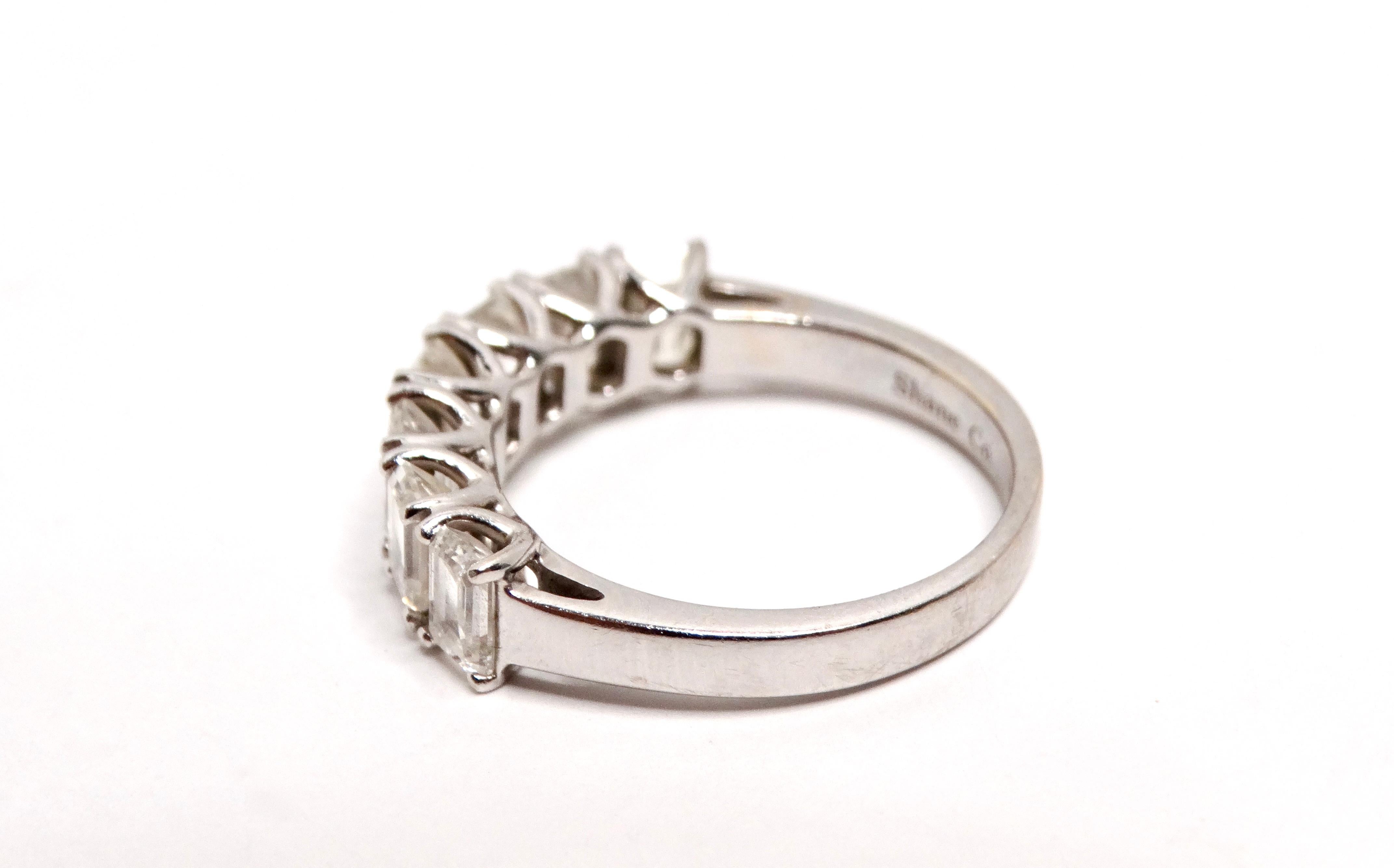 Bague d'éternité empilable demi-éternité en or blanc 14 carats avec 7 diamants taille émeraude VS en vente 2