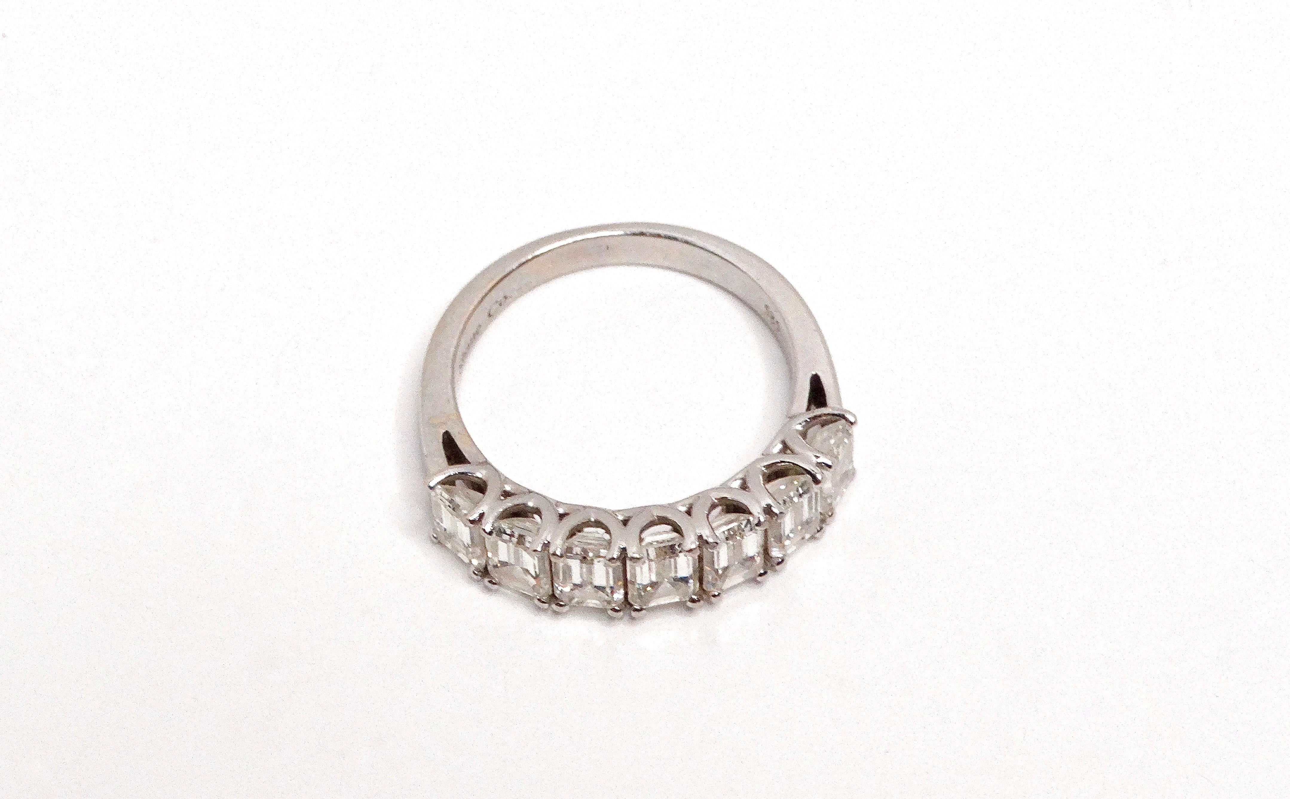 Bague d'éternité empilable demi-éternité en or blanc 14 carats avec 7 diamants taille émeraude VS en vente 3