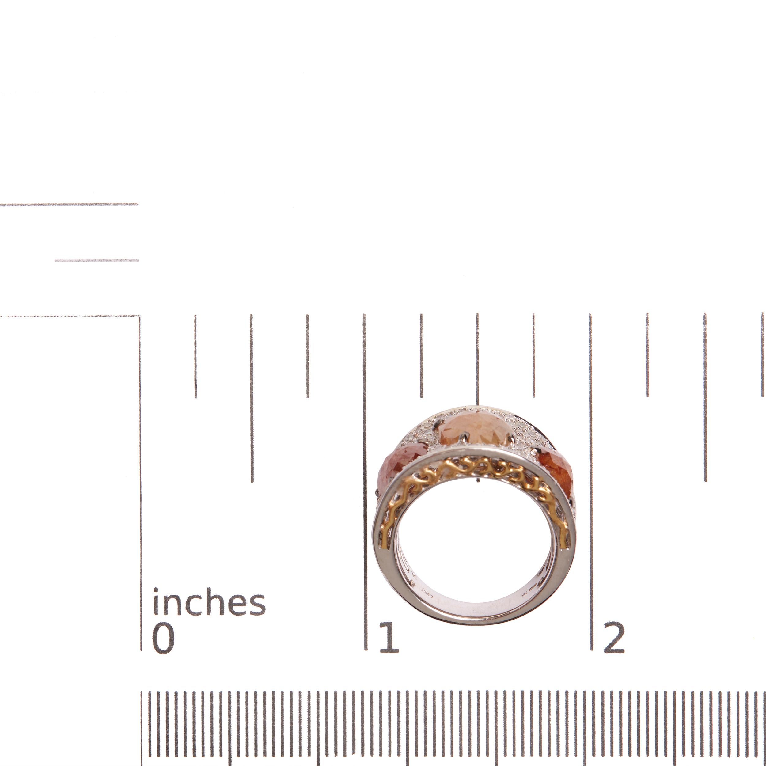 14 Karat Weißgold Ringring mit 7,0 Karat aus Fancy Color Diamanten und 3 Steinen im Pavé-Stil im Angebot 1