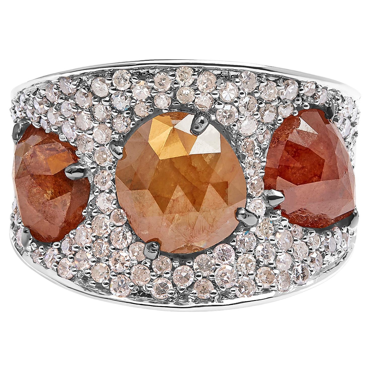 14 Karat Weißgold Ringring mit 7,0 Karat aus Fancy Color Diamanten und 3 Steinen im Pavé-Stil im Angebot