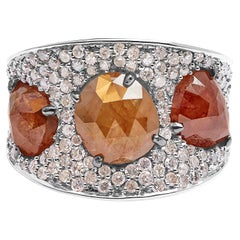 14 Karat Weißgold Ringring mit 7,0 Karat aus Fancy Color Diamanten und 3 Steinen im Pavé-Stil