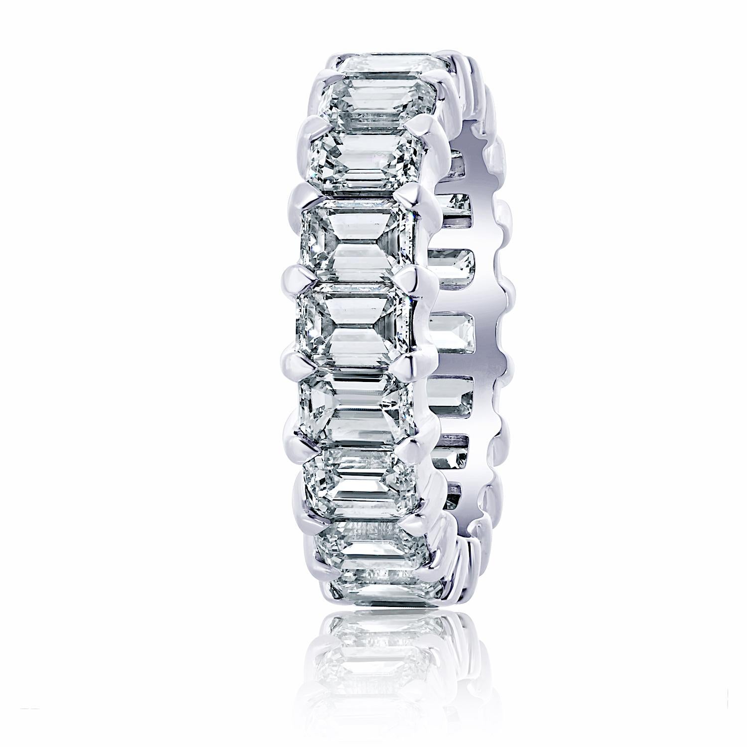 Cet élégant bracelet d'éternité est fabriqué en or blanc 14 carats et serti de 20 diamants naturels de taille émeraude totalisant environ 7,00 carats. 
Chaque diamant a une valeur d'environ 0,35ct. 
Les diamants sont magnifiquement assortis, de