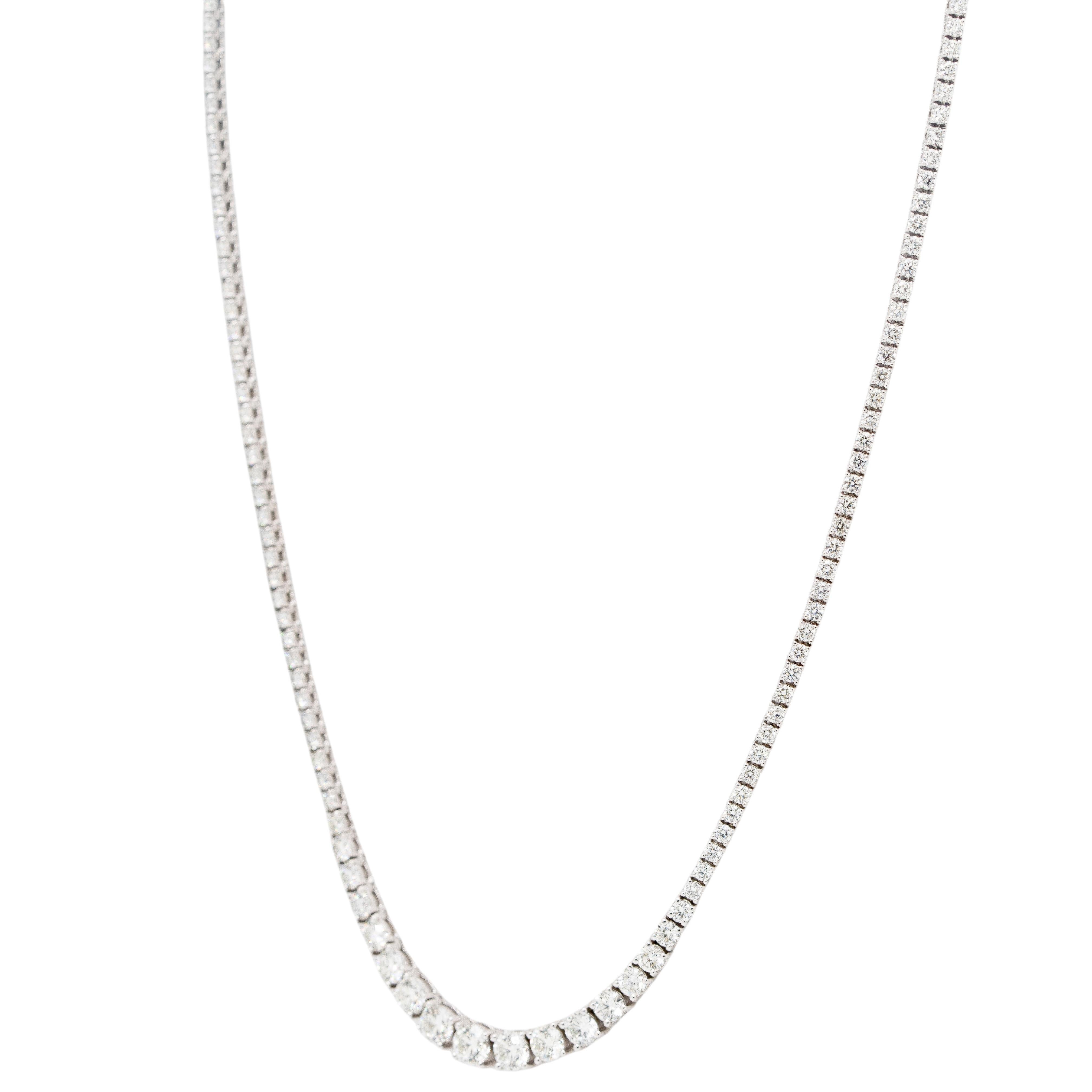 Cet élégant collier de tennis en or blanc 14k présente un gracieux design gradué, mettant en valeur 7,08 carats de diamants naturels. Les diamants ronds et brillants sont sertis de manière experte pour offrir un spectacle exquis de brillance et