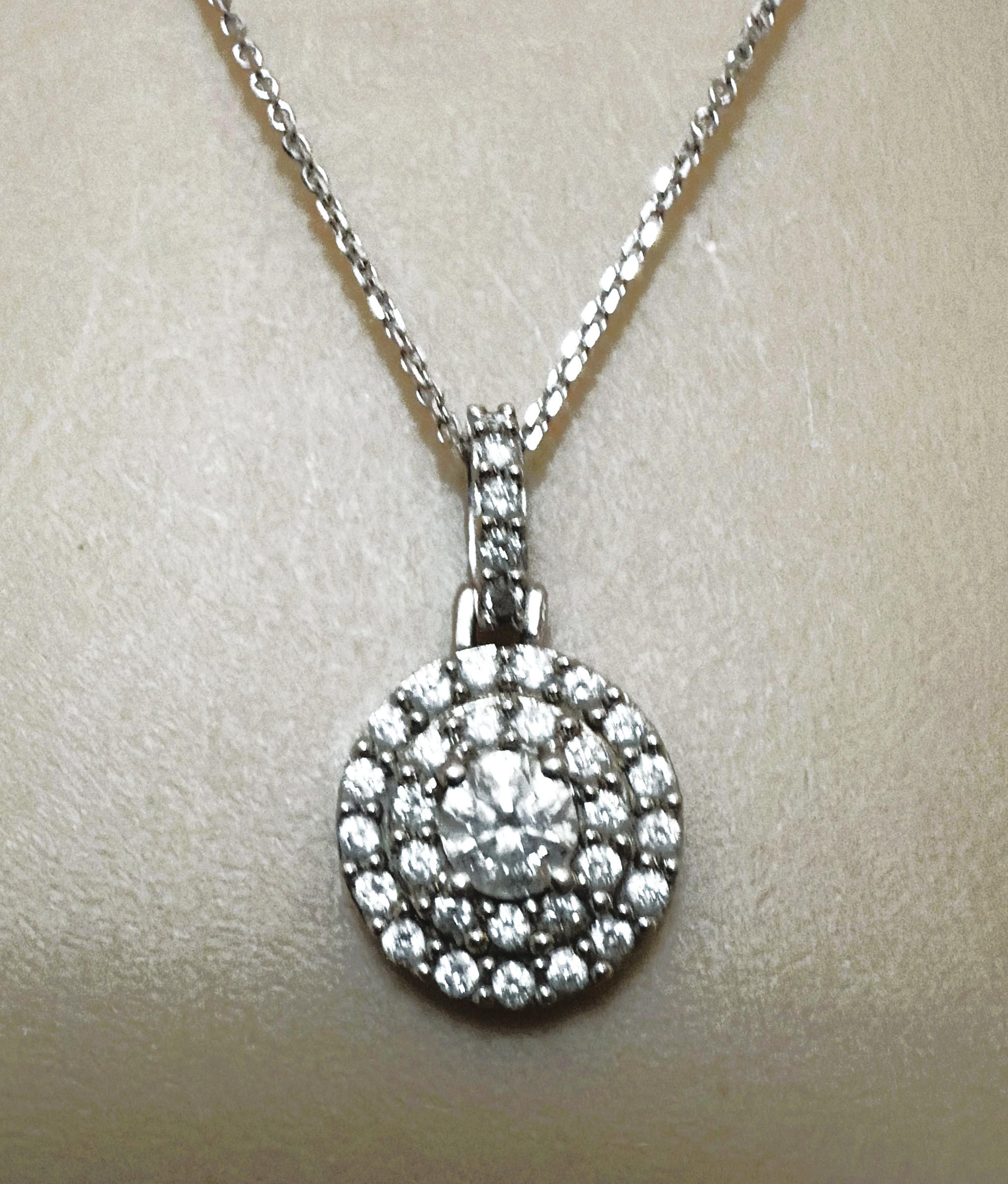 Quel magnifique collier polyvalent !  Le pendentif est orné de 31 diamants de 1,5 mm taillés en brillant, entourant un diamant de 4 mm taillé en brillant qui se trouve au centre.  Les petits diamants totalisent 0,48 carats et le diamant de 4 mm 0,25