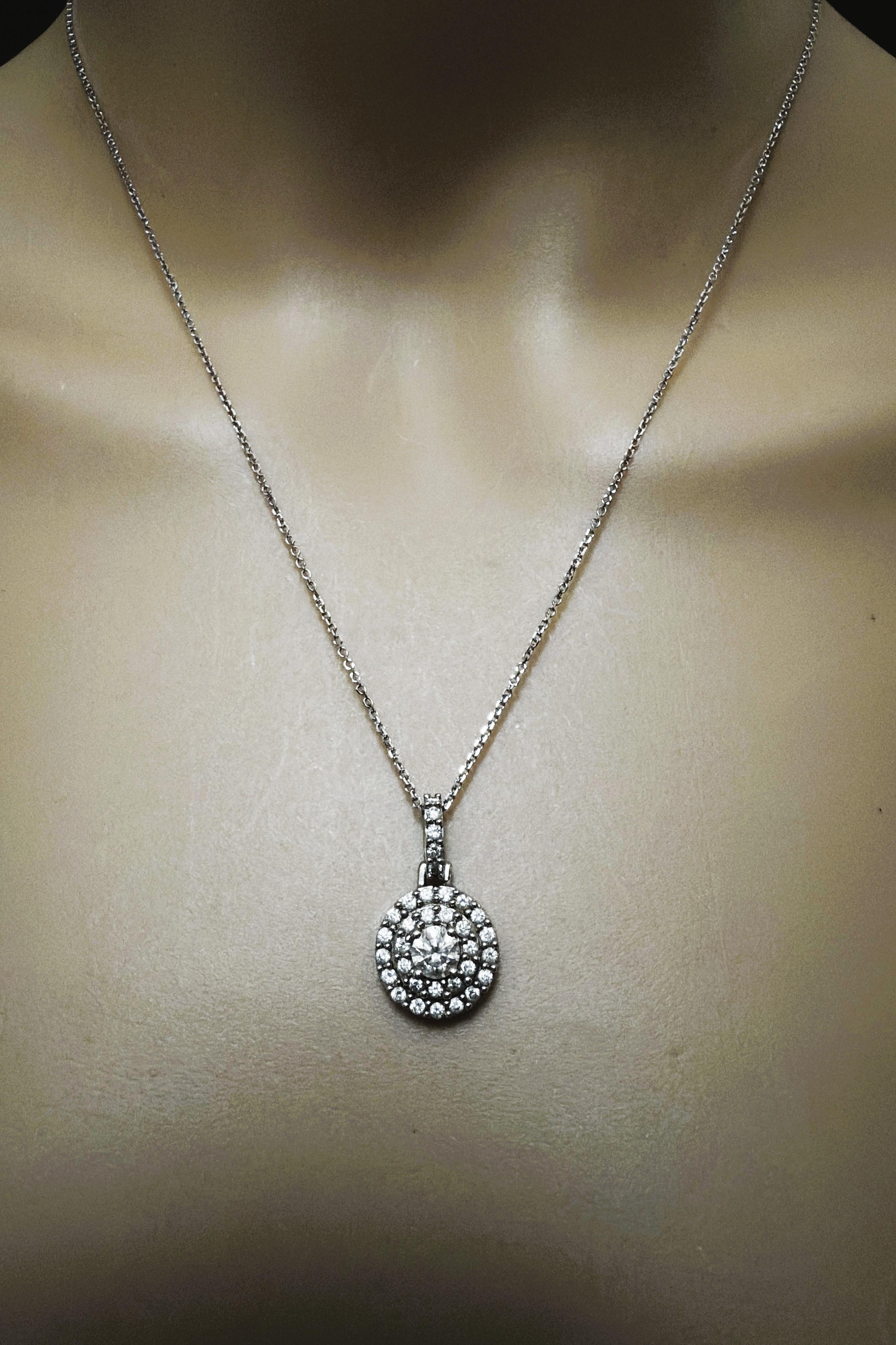 Art déco Collier en or blanc 14K avec pendentif halo en diamant de 0,73 carat 18 pouces en vente