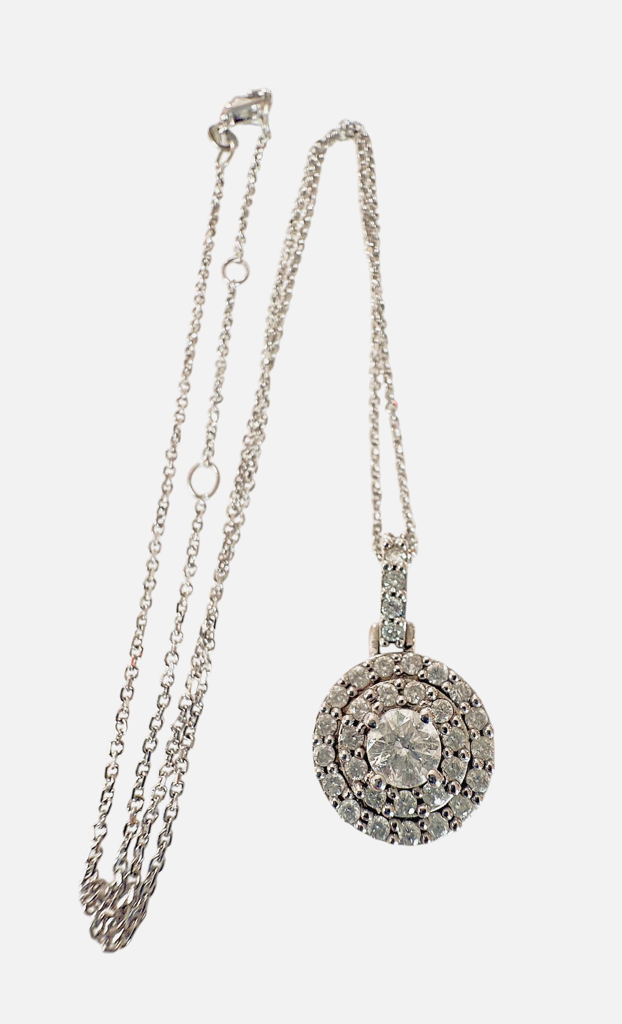 Collier en or blanc 14K avec pendentif halo en diamant de 0,73 carat 18 pouces Excellent état - En vente à Eagan, MN