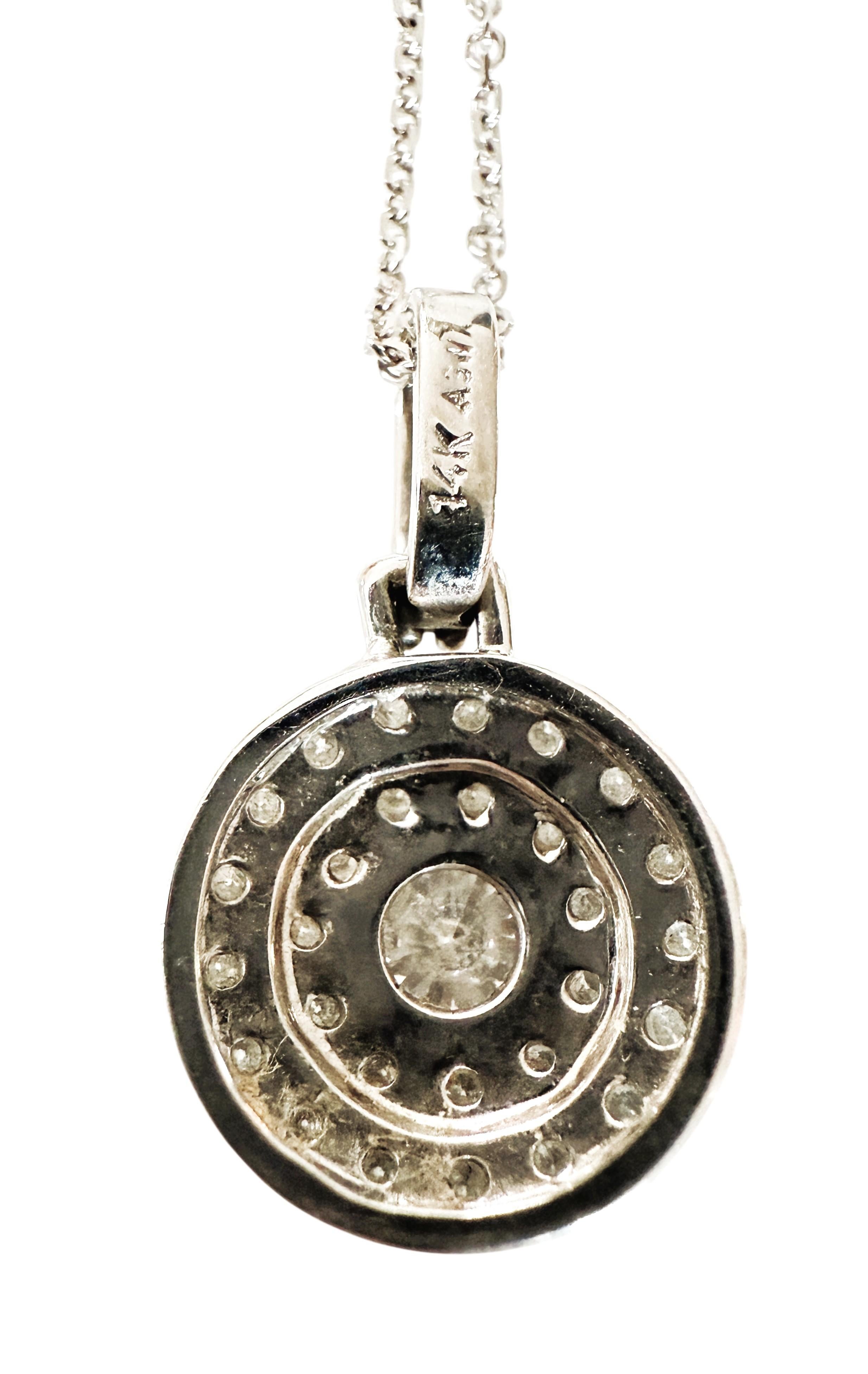 Collier en or blanc 14K avec pendentif halo en diamant de 0,73 carat 18 pouces Pour femmes en vente