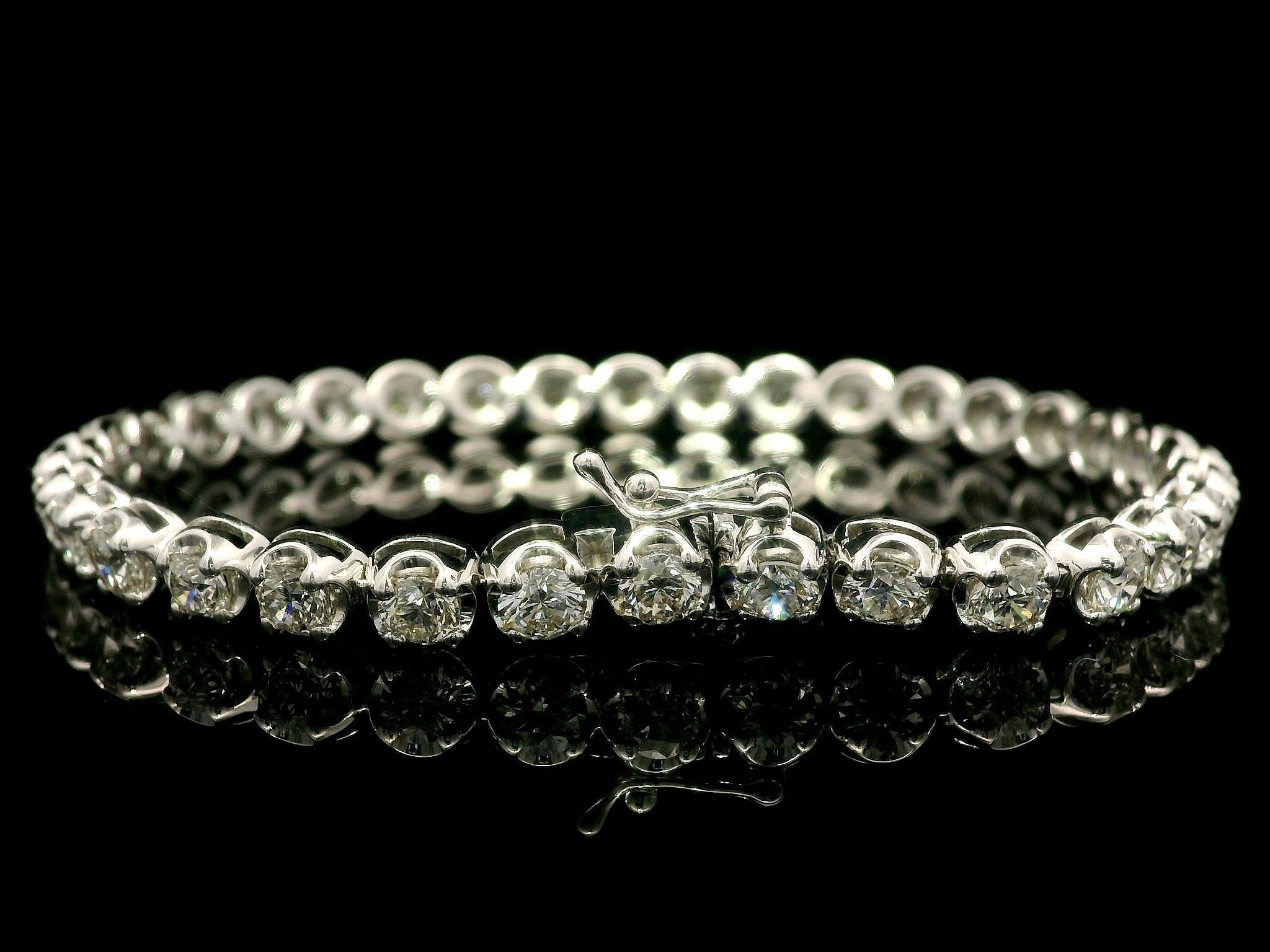–Stone(s)–
(34) Natural Genuine Diamonds - Round Brilliant Cut - Illusion Prong Set - Faint Champagne, Face Up Fiery White Color - SI1-I1 Clarity - 7.50ctw (approx.) 

Material: Solid 14k White Gold
Weight: 14.90 Grams
Type: Line Link Tennis
Length: