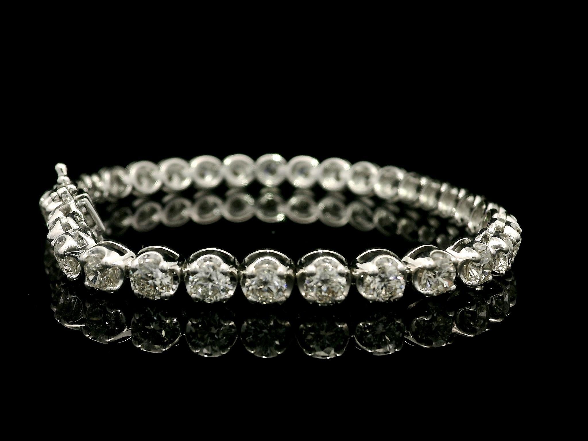 Taglio brillante 14k White Gold 7.5ct Large Round Illusion Set Fiery Diamond Line Tennis Bracelet in vendita