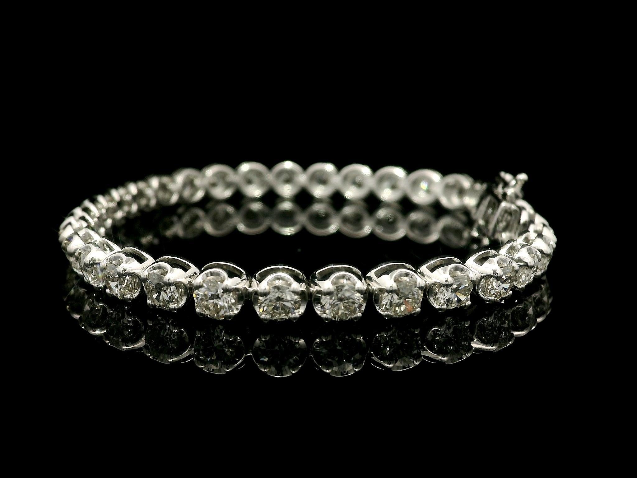 14k White Gold 7.5ct Large Round Illusion Set Fiery Diamond Line Tennis Bracelet In condizioni ottime in vendita a Montclair, NJ