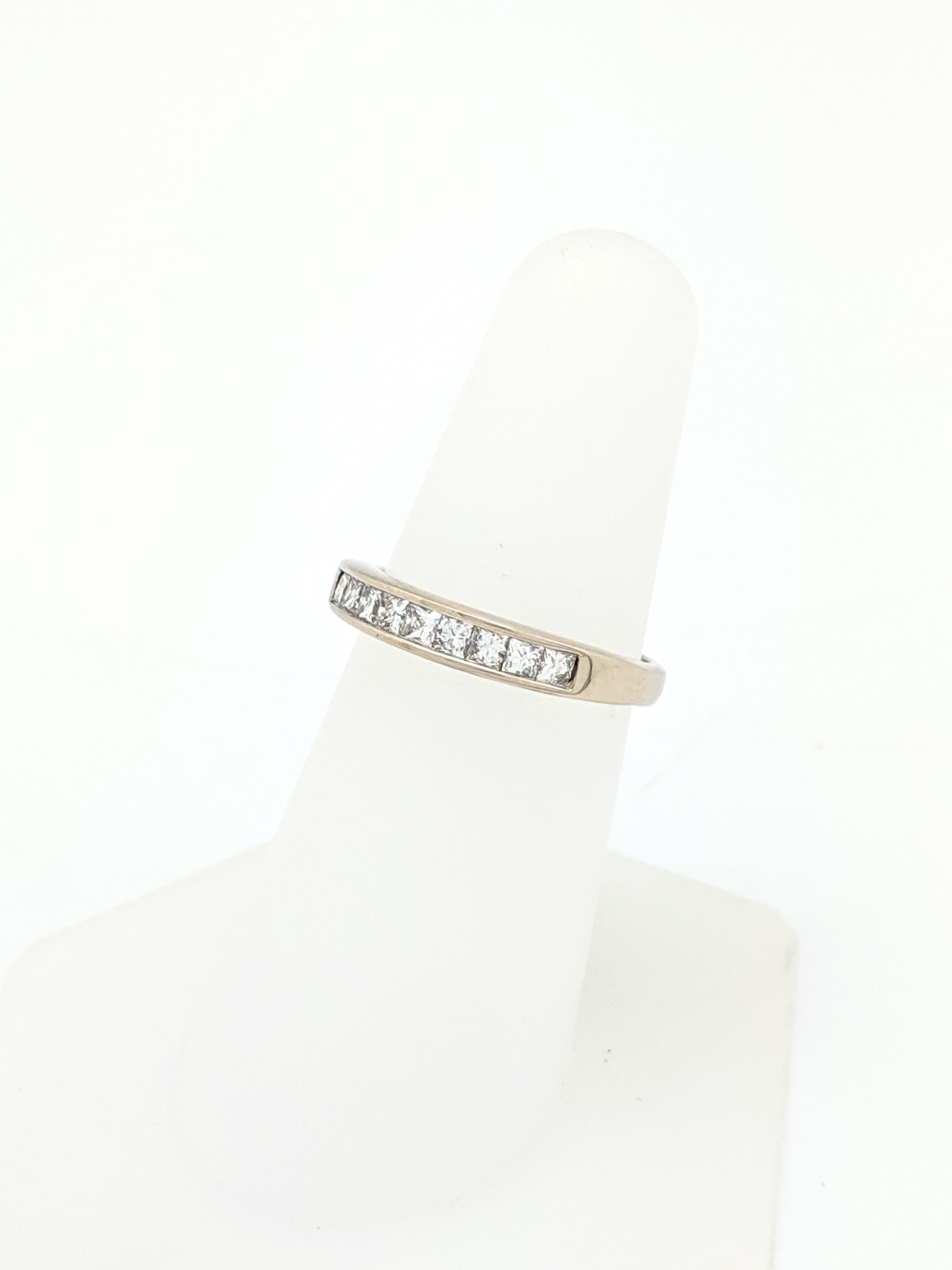 14 Karat White Gold .75 Carat Princess Cut Channel Set Diamond Wedding Band Ring im Zustand „Gut“ im Angebot in Gainesville, FL