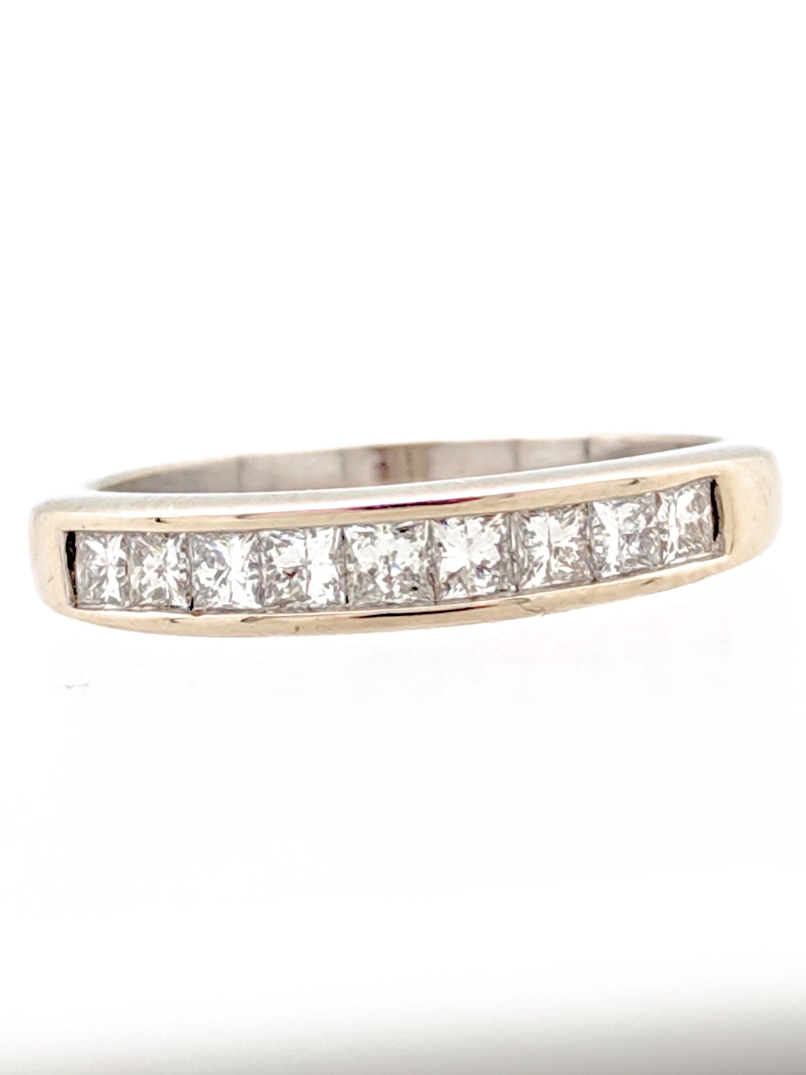 14 Karat White Gold .75 Carat Princess Cut Channel Set Diamond Wedding Band Ring Damen im Angebot