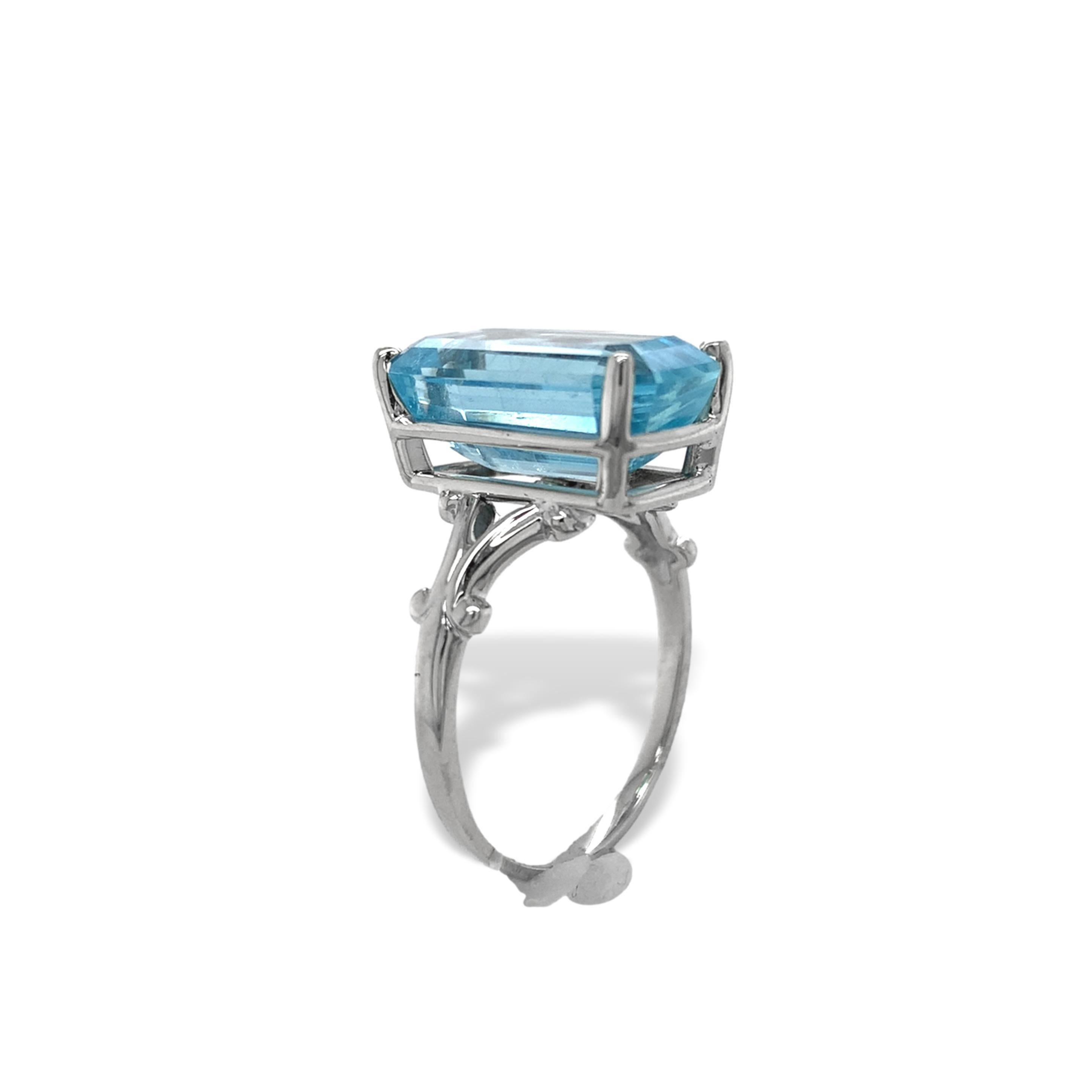 Contemporary 14K White Gold 7.92 carat Aquamarine Ring Size 8 For Sale