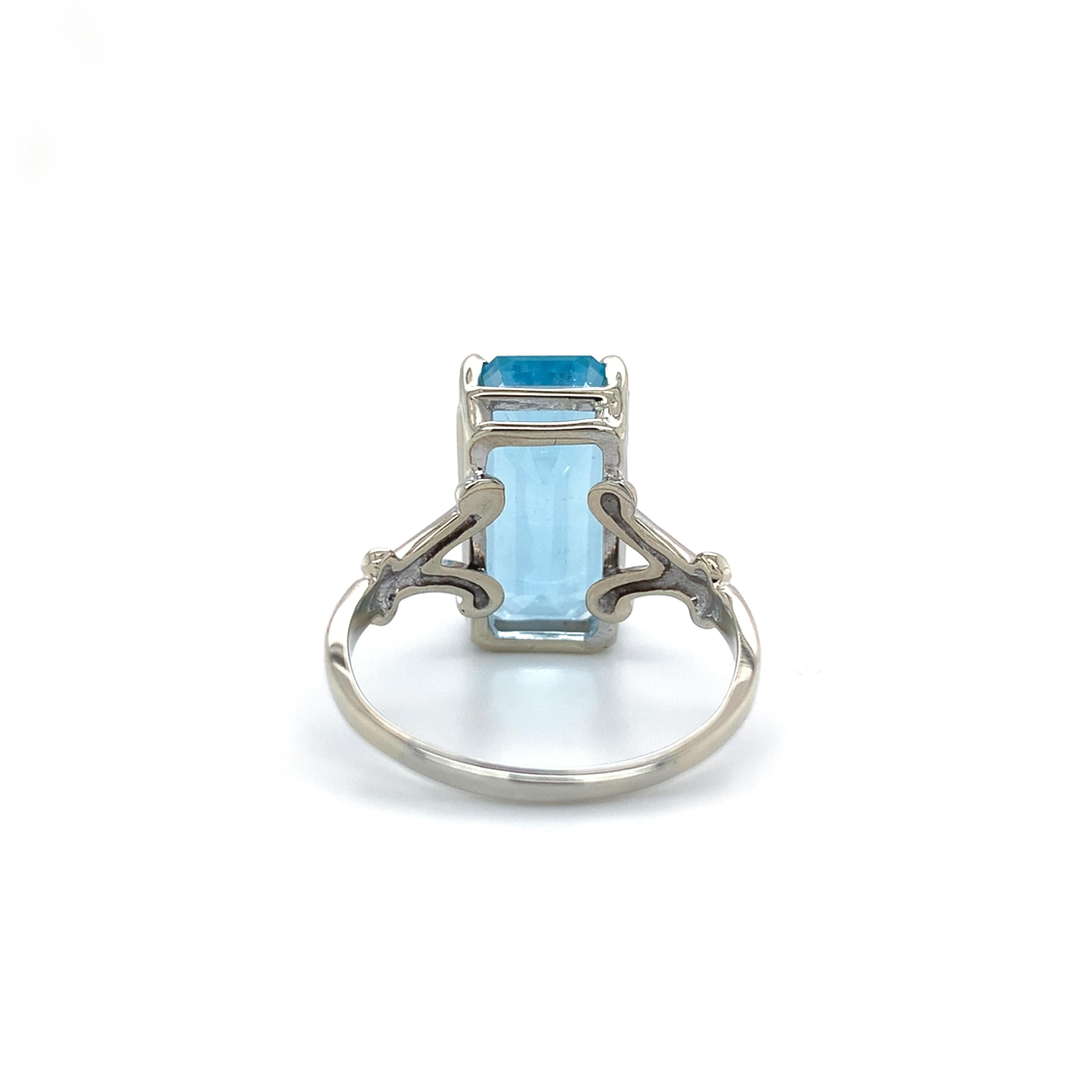 14K White Gold 7.92 carat Aquamarine Ring Size 8 In Excellent Condition For Sale In Big Bend, WI