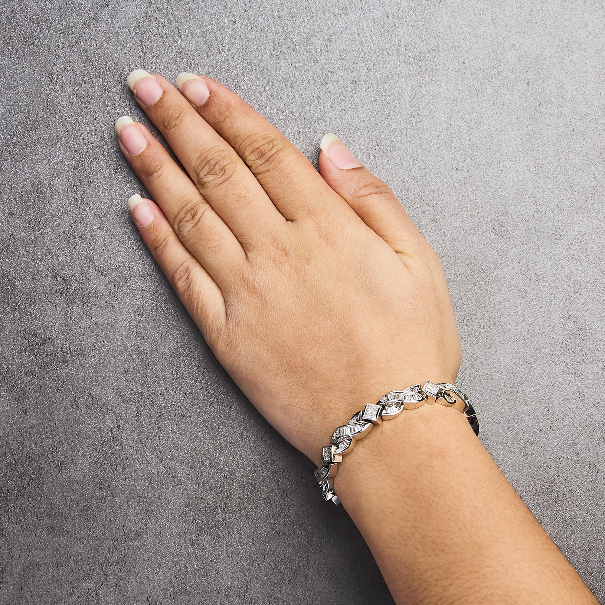 14K Weißgold 8 1/5 Cttw Diamant Geometrisches Tennisarmband mit geometrischen Gliedern gedreht (Baguetteschliff) im Angebot