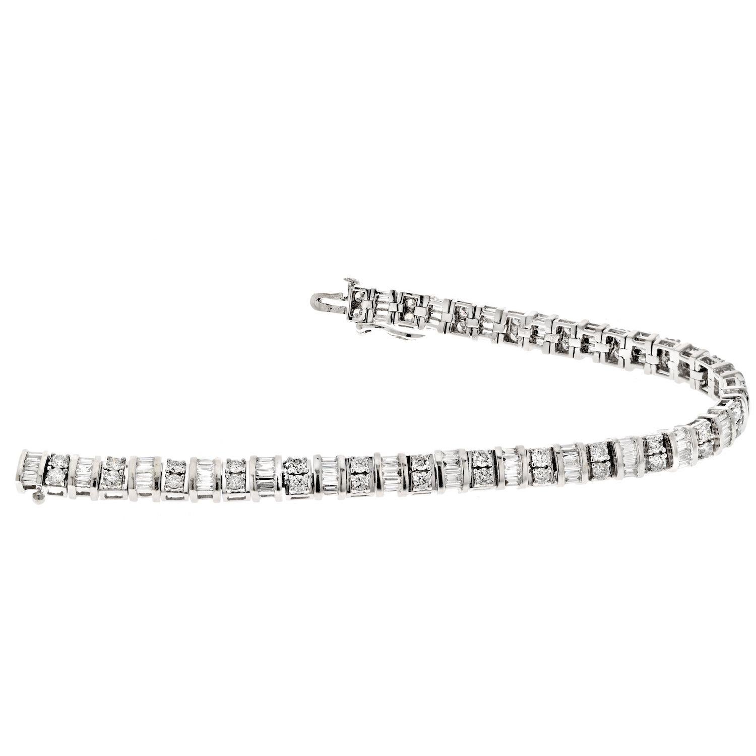 Taille baguette Bracelet d'une ligne en or blanc 14 carats avec diamants ronds et bagettes de 8,00 carats en vente