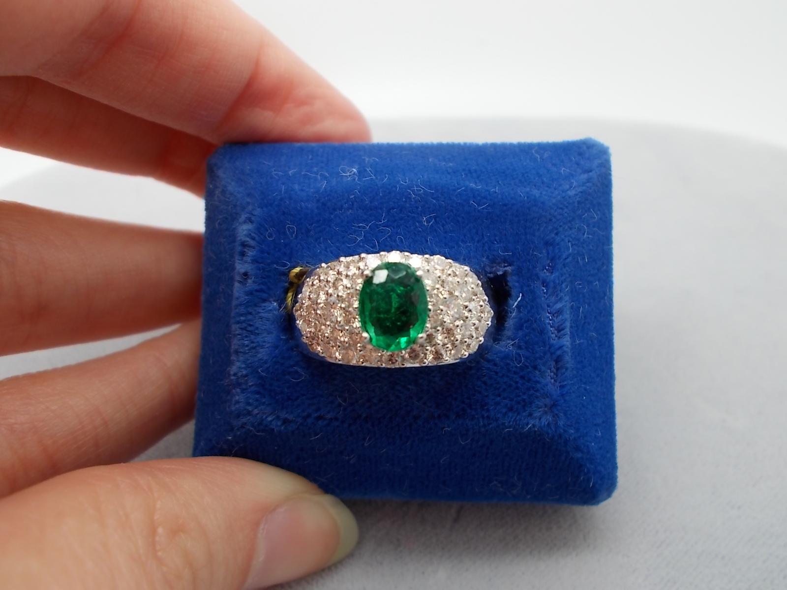 14k White Gold .81ct Genuine Natural Emerald Ring with Diamonds (#J667)
Very stunning 14k white gold ring with a gorgeous .81ct oval emerald in an excellent green color, which measures 7.8x6.0mm. The ring also has dazzling round brilliant cut