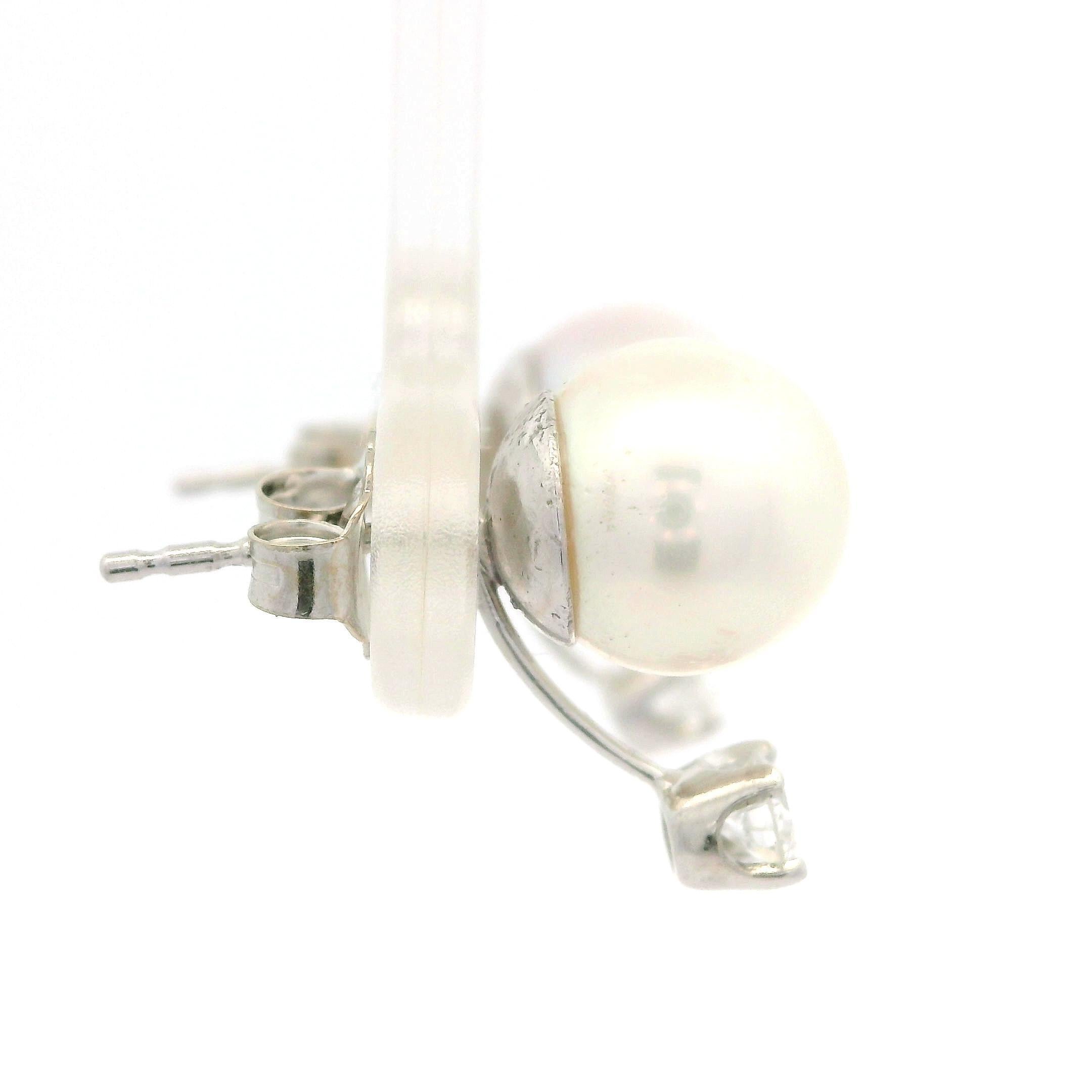 Orecchini in oro bianco 14k con perle coltivate da 8,2 mm e diamanti fluttuanti da 0,28 ct. in vendita 7